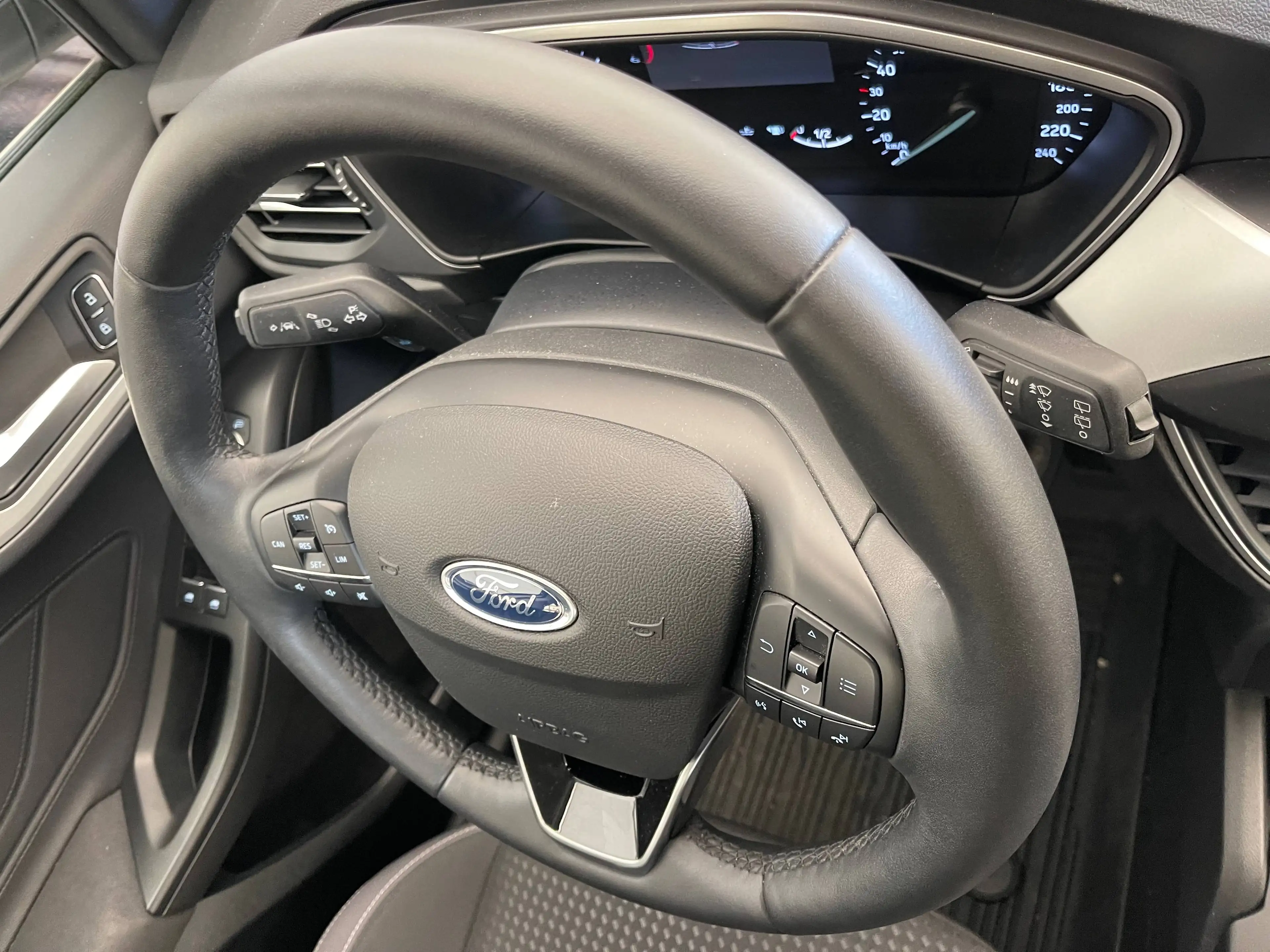 Ford Focus Focus Turnier Winterpaket - 1.HD - TÜV NEU - Unfallfrei Direkt Verfügbar — photo 12
