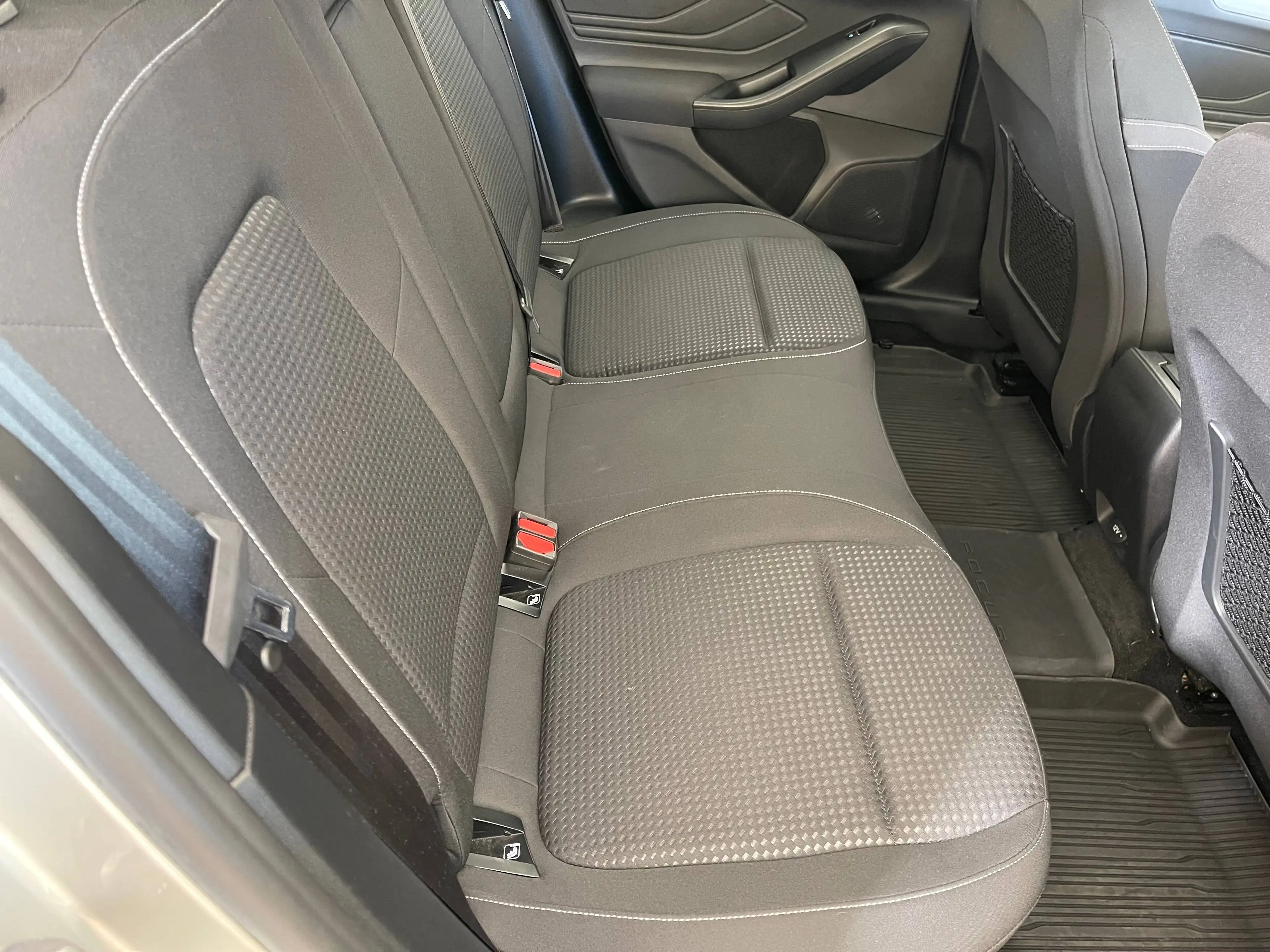 Ford Focus Focus Turnier Winterpaket - 1.HD - TÜV NEU - Unfallfrei Direkt Verfügbar — photo 14