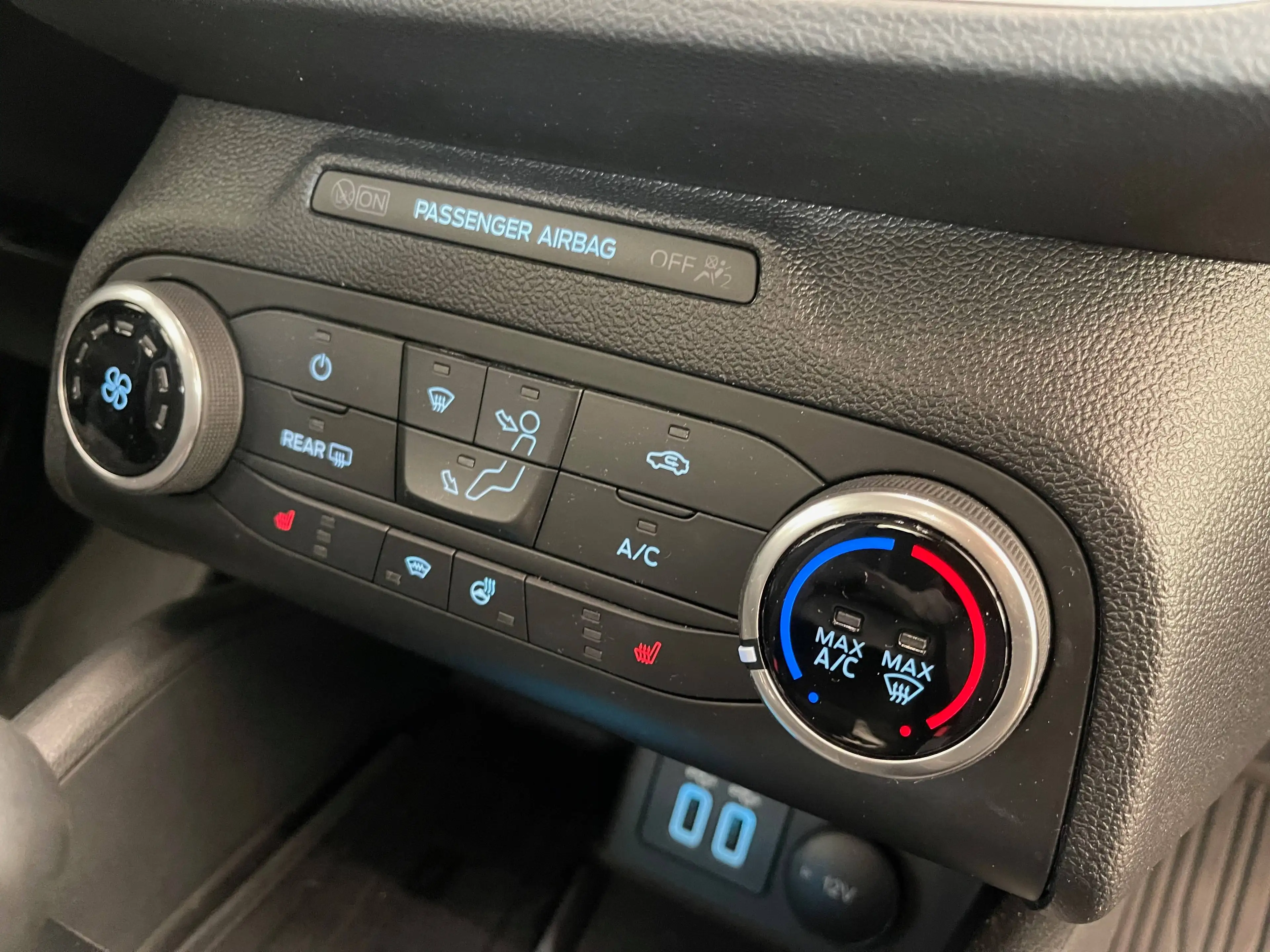 Ford Focus Focus Turnier Winterpaket - 1.HD - TÜV NEU - Unfallfrei Direkt Verfügbar — photo 10