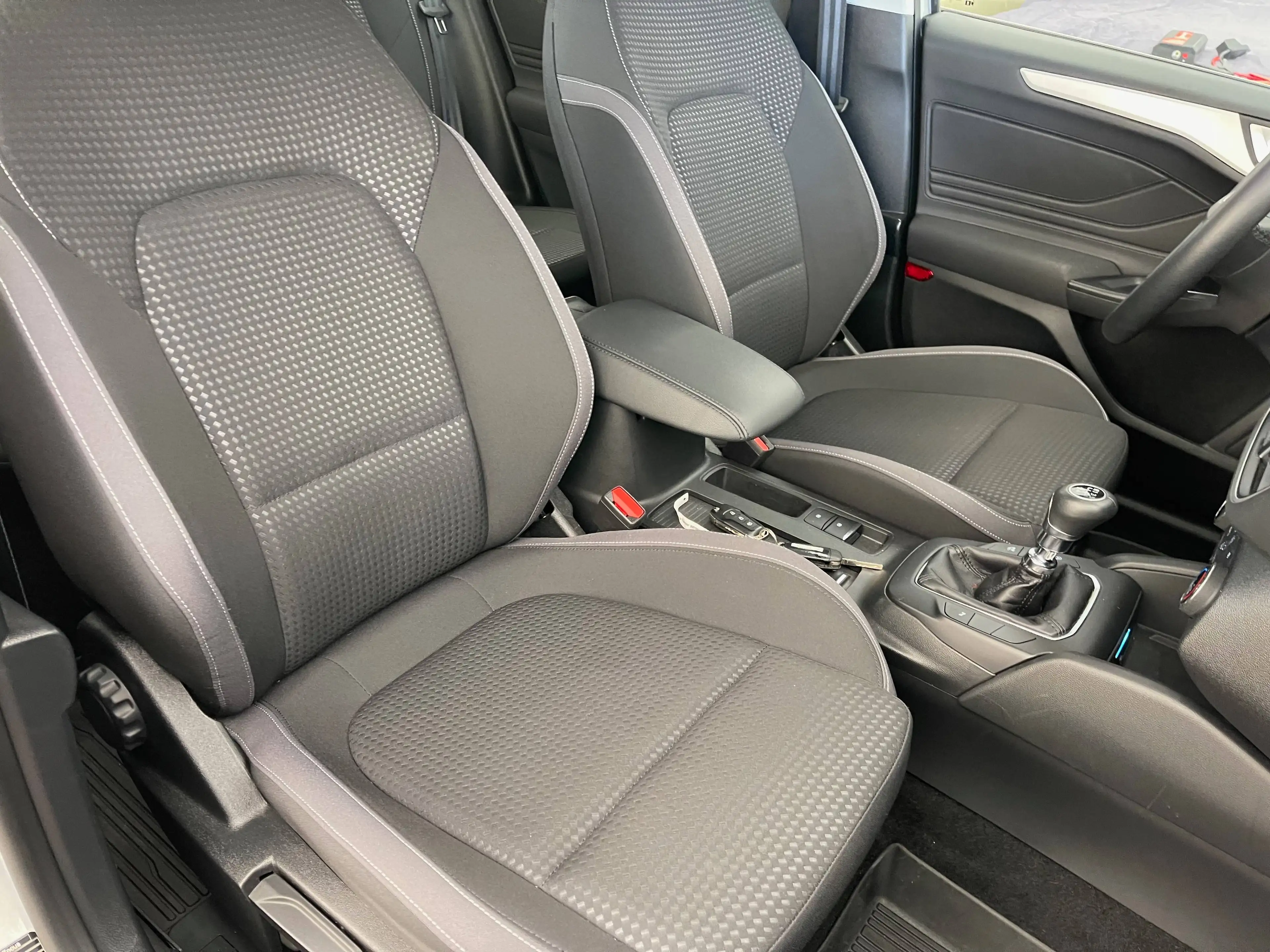 Ford Focus Focus Turnier Winterpaket - 1.HD - TÜV NEU - Unfallfrei Direkt Verfügbar — photo 7
