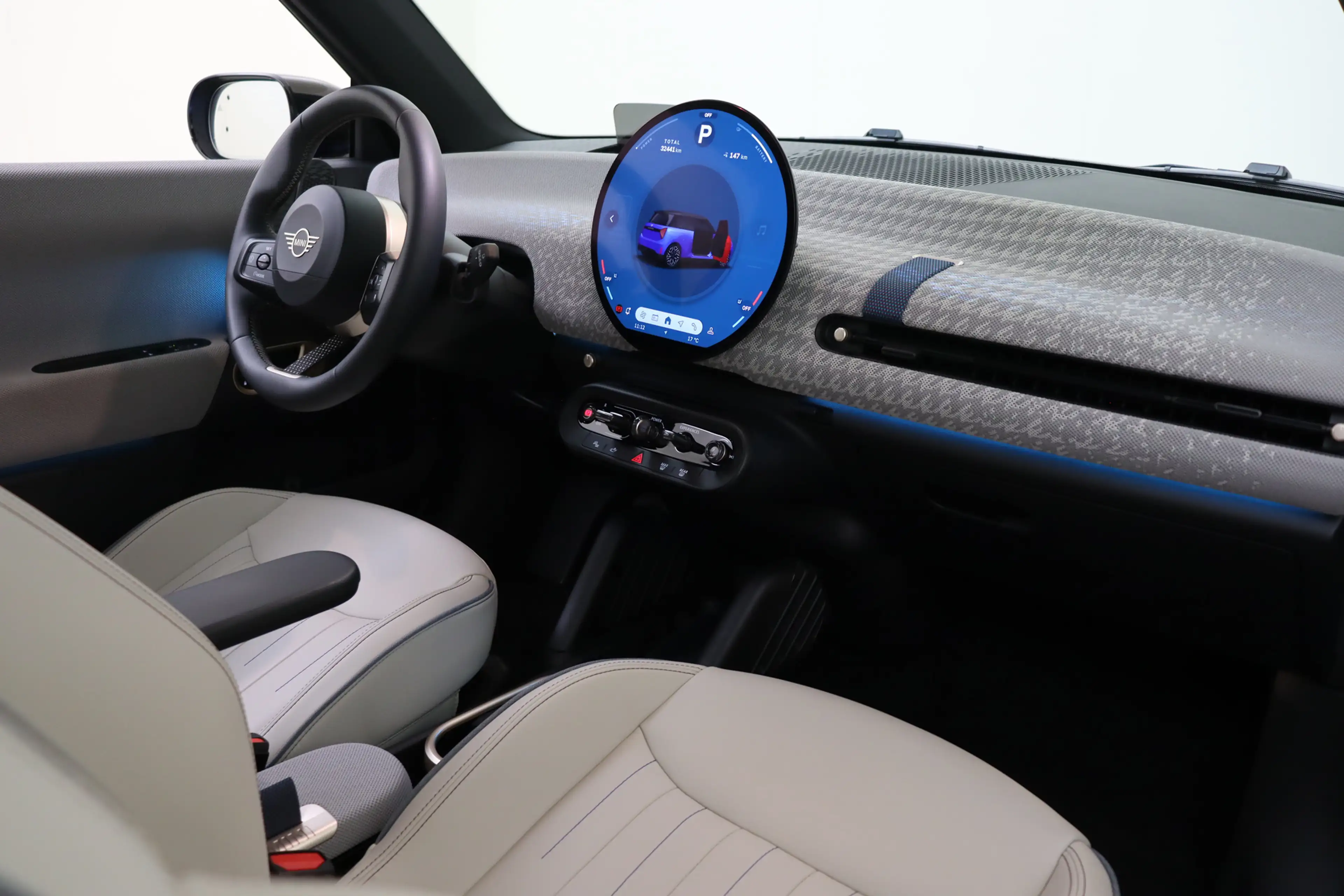MINI Cooper E Hatchback / Favoured / Pakket M / 18" Night Flash — photo 12