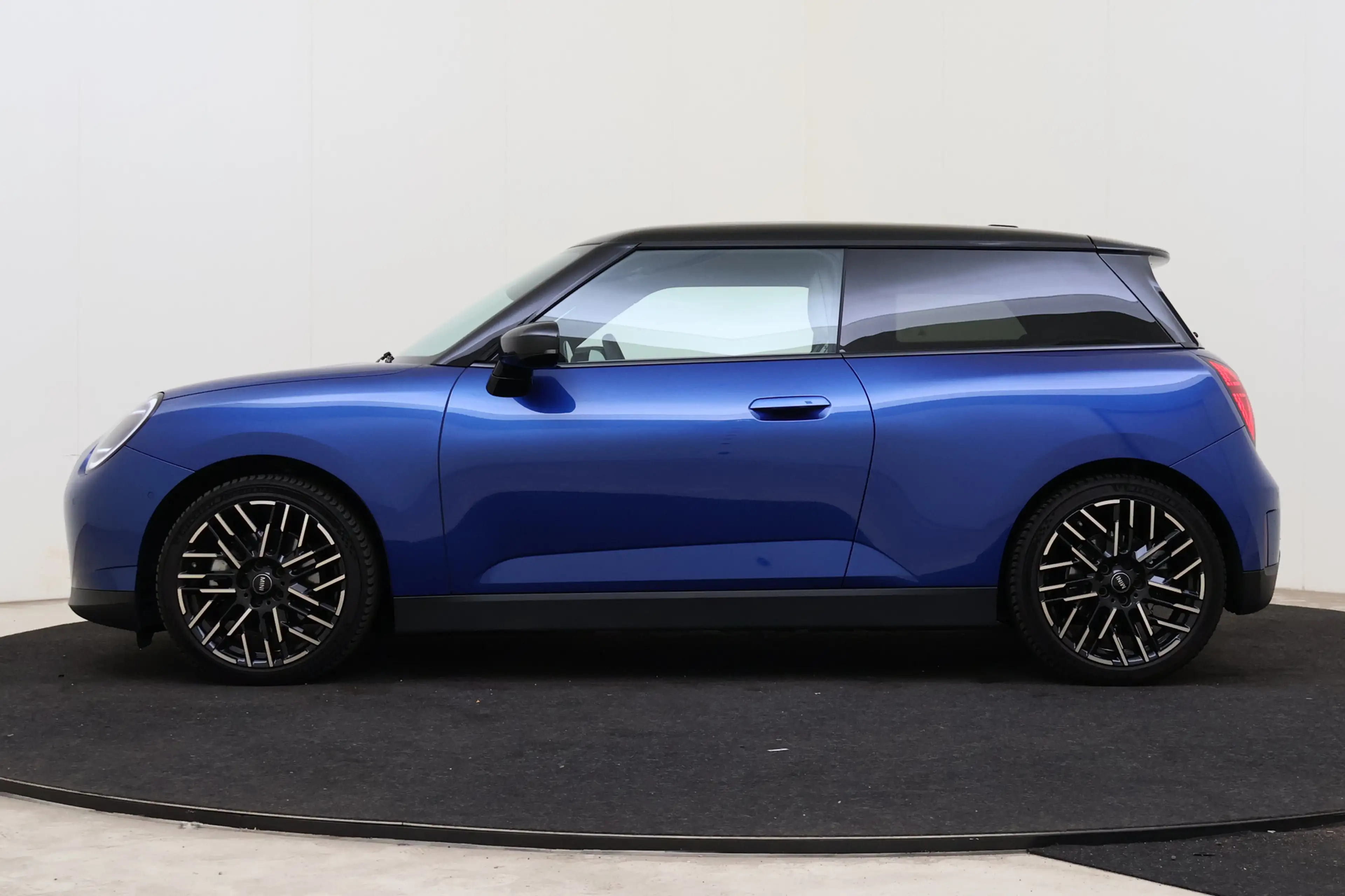 MINI Cooper E Hatchback / Favoured / Pakket M / 18" Night Flash — photo 14
