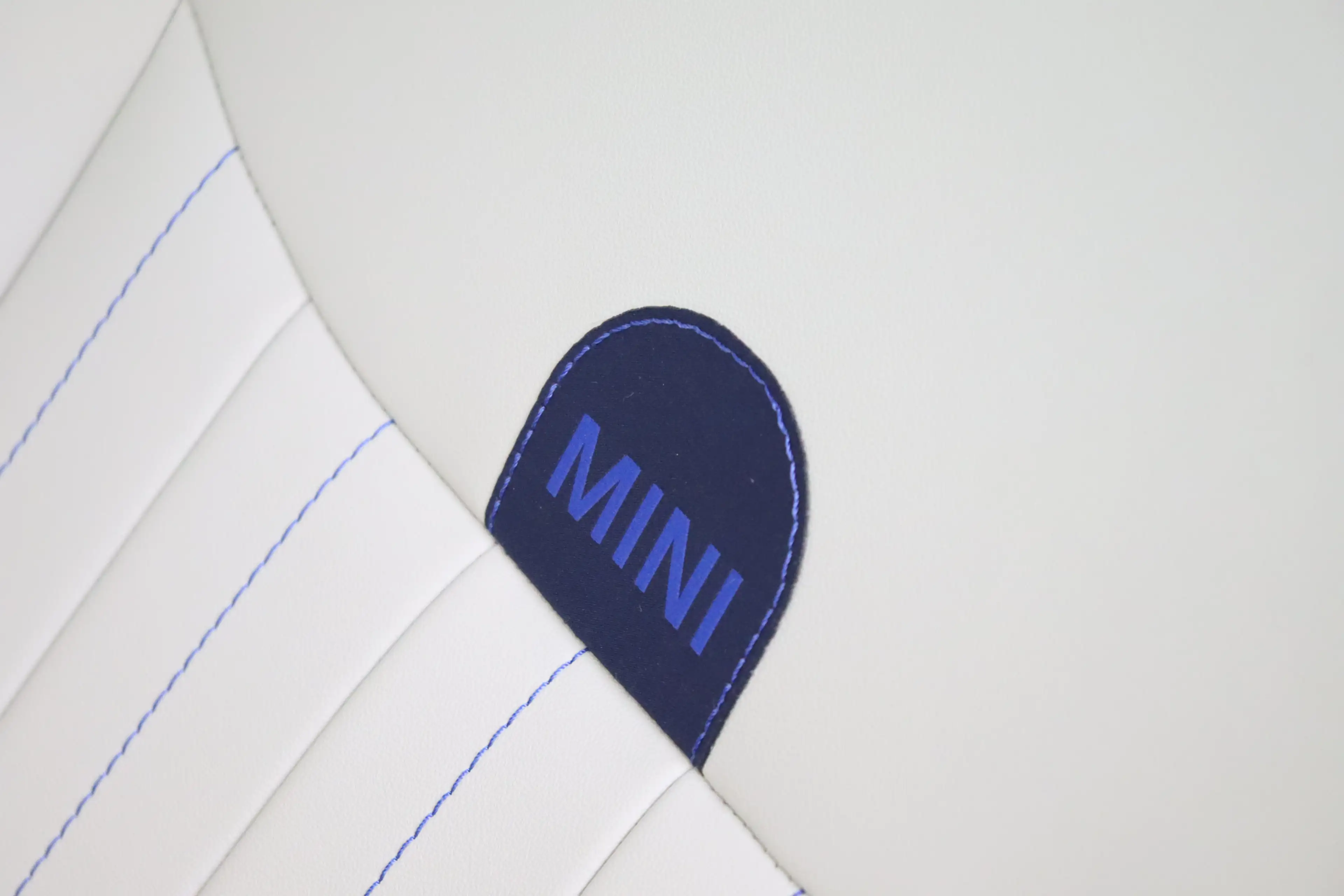 MINI Cooper E Hatchback / Favoured / Pakket M / 18" Night Flash — photo 8