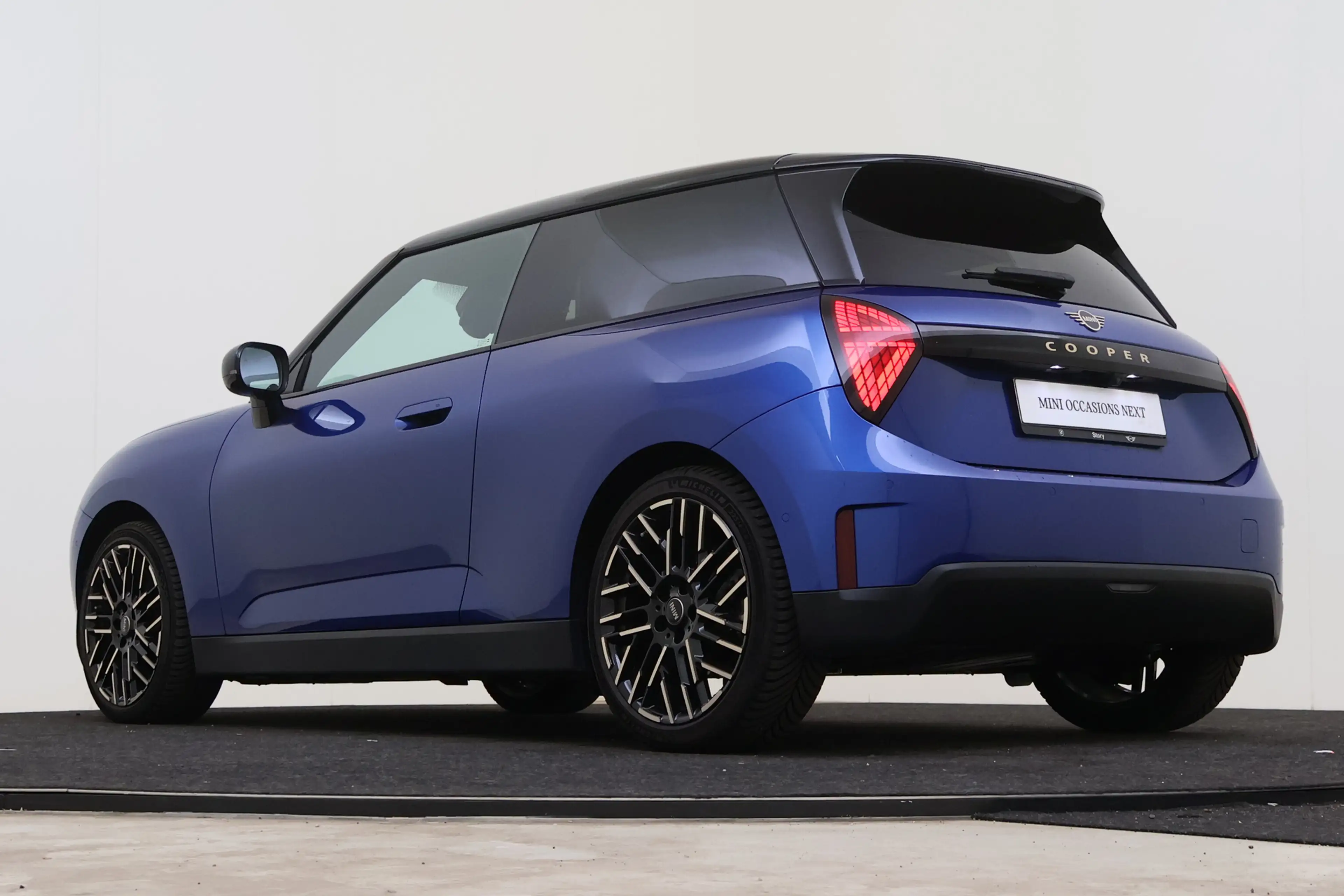 MINI Cooper E Hatchback / Favoured / Pakket M / 18" Night Flash — photo 11