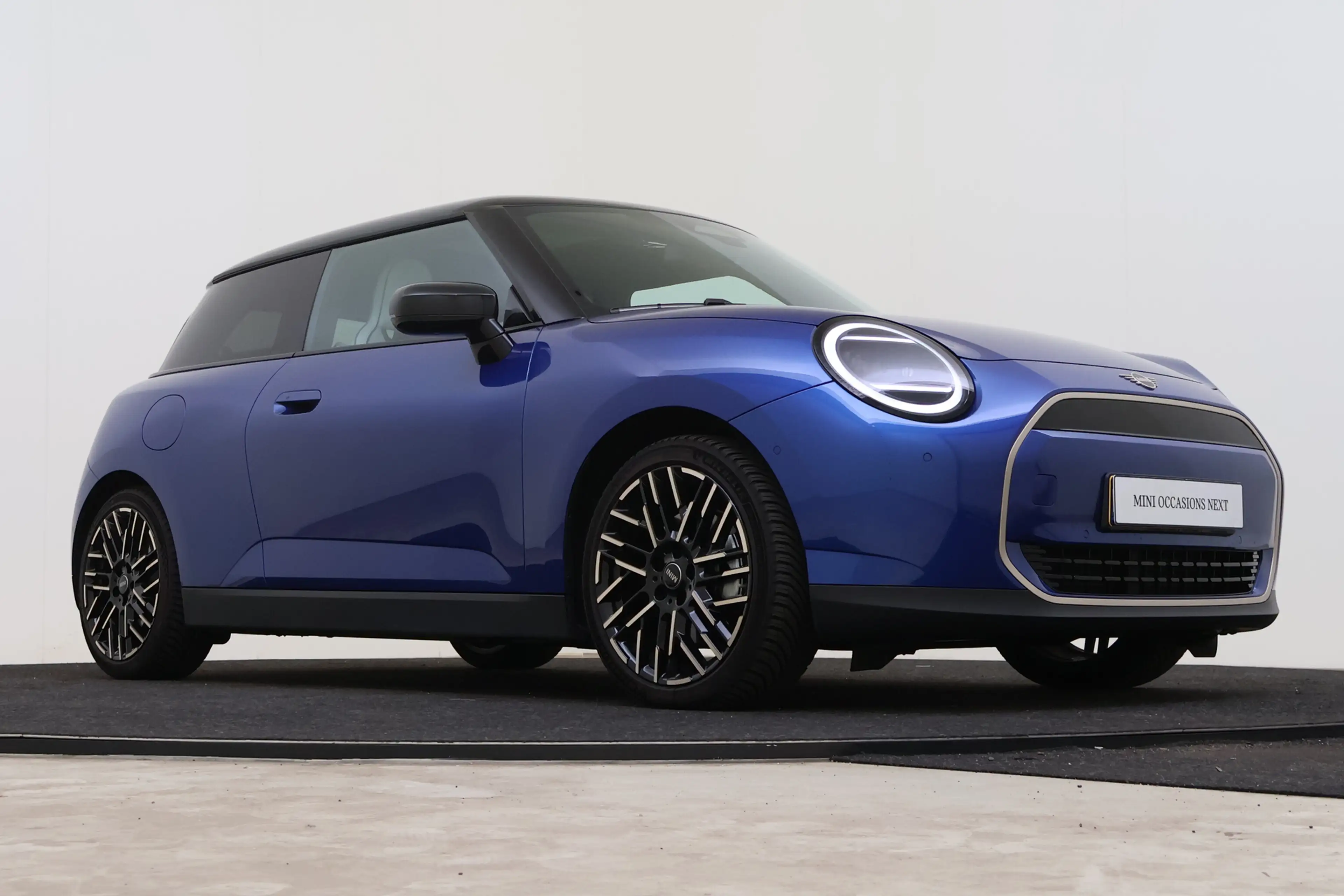 MINI Cooper E Hatchback / Favoured / Pakket M / 18" Night Flash — photo 10