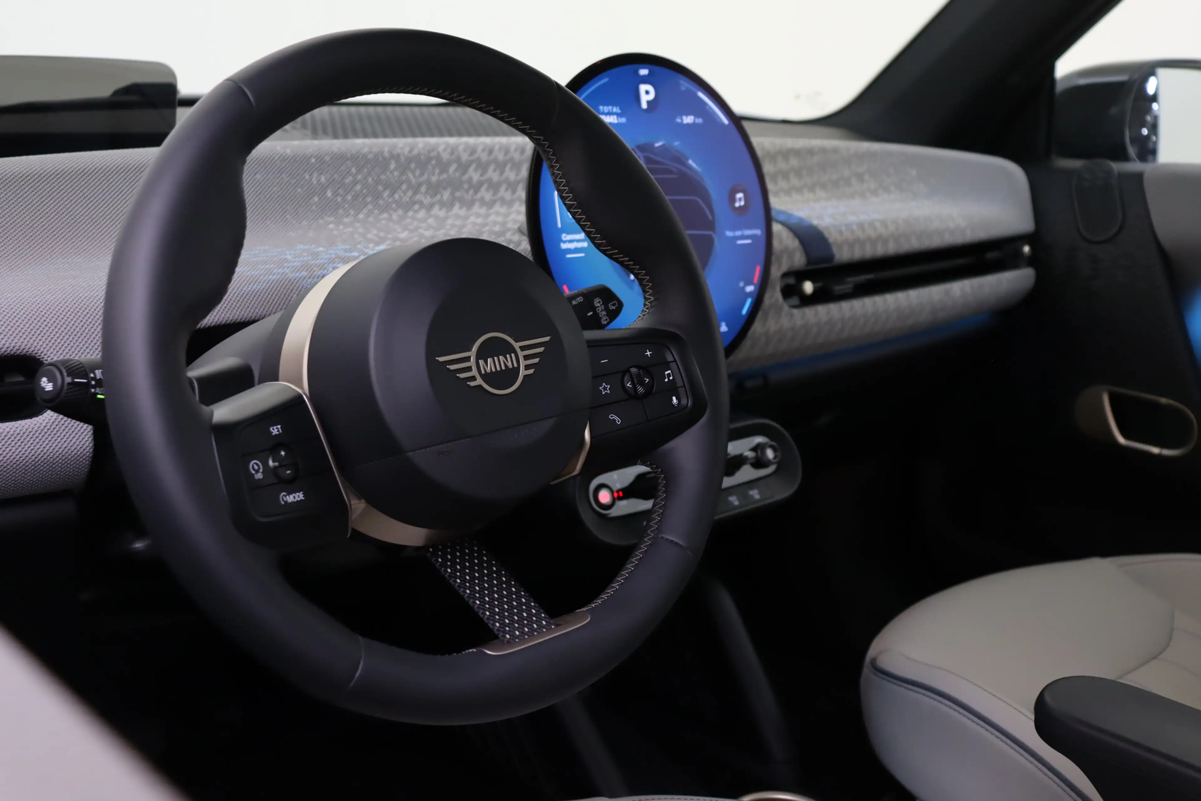 MINI Cooper E Hatchback / Favoured / Pakket M / 18" Night Flash — photo 3