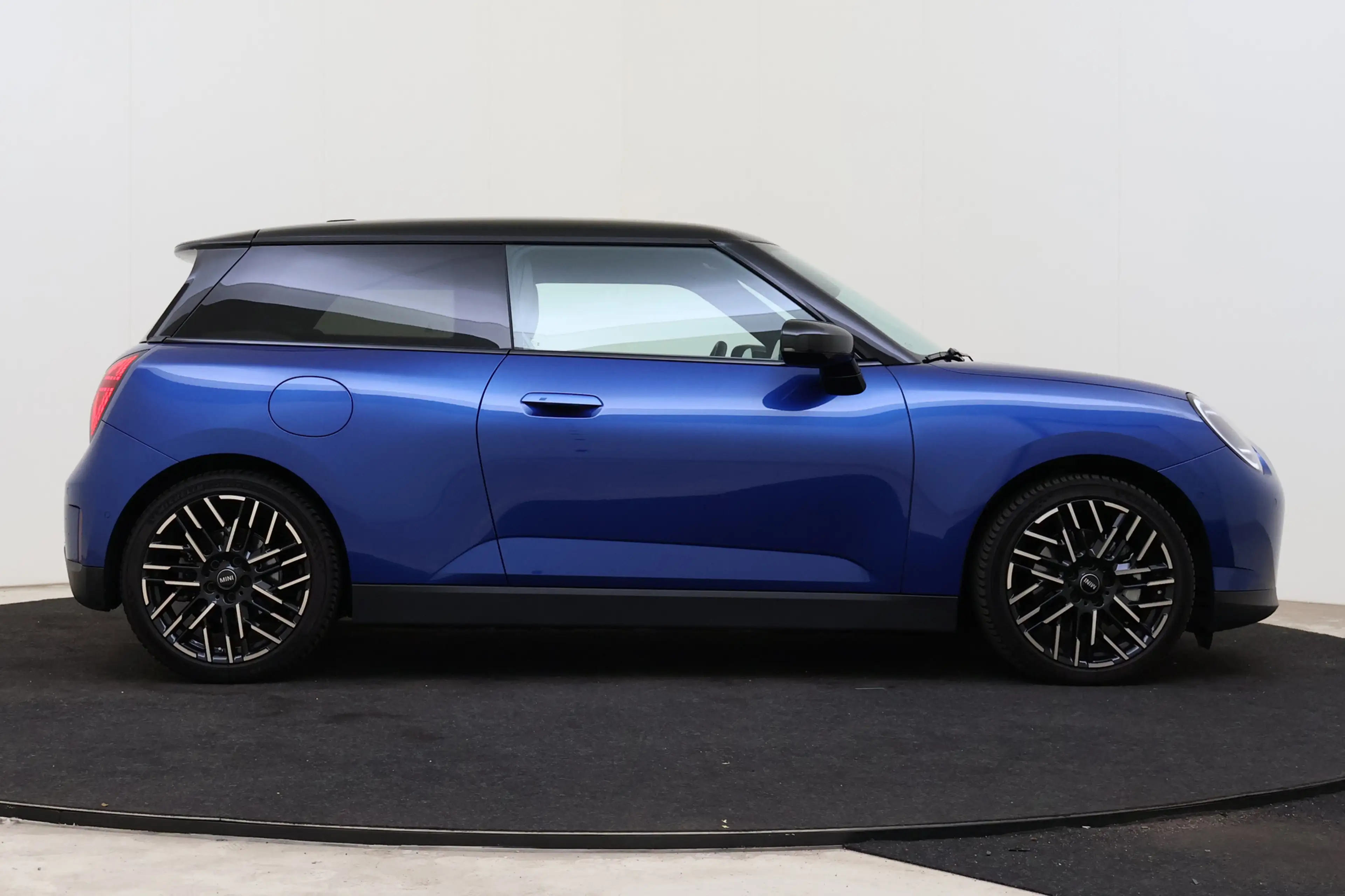 MINI Cooper E Hatchback / Favoured / Pakket M / 18" Night Flash — photo 7