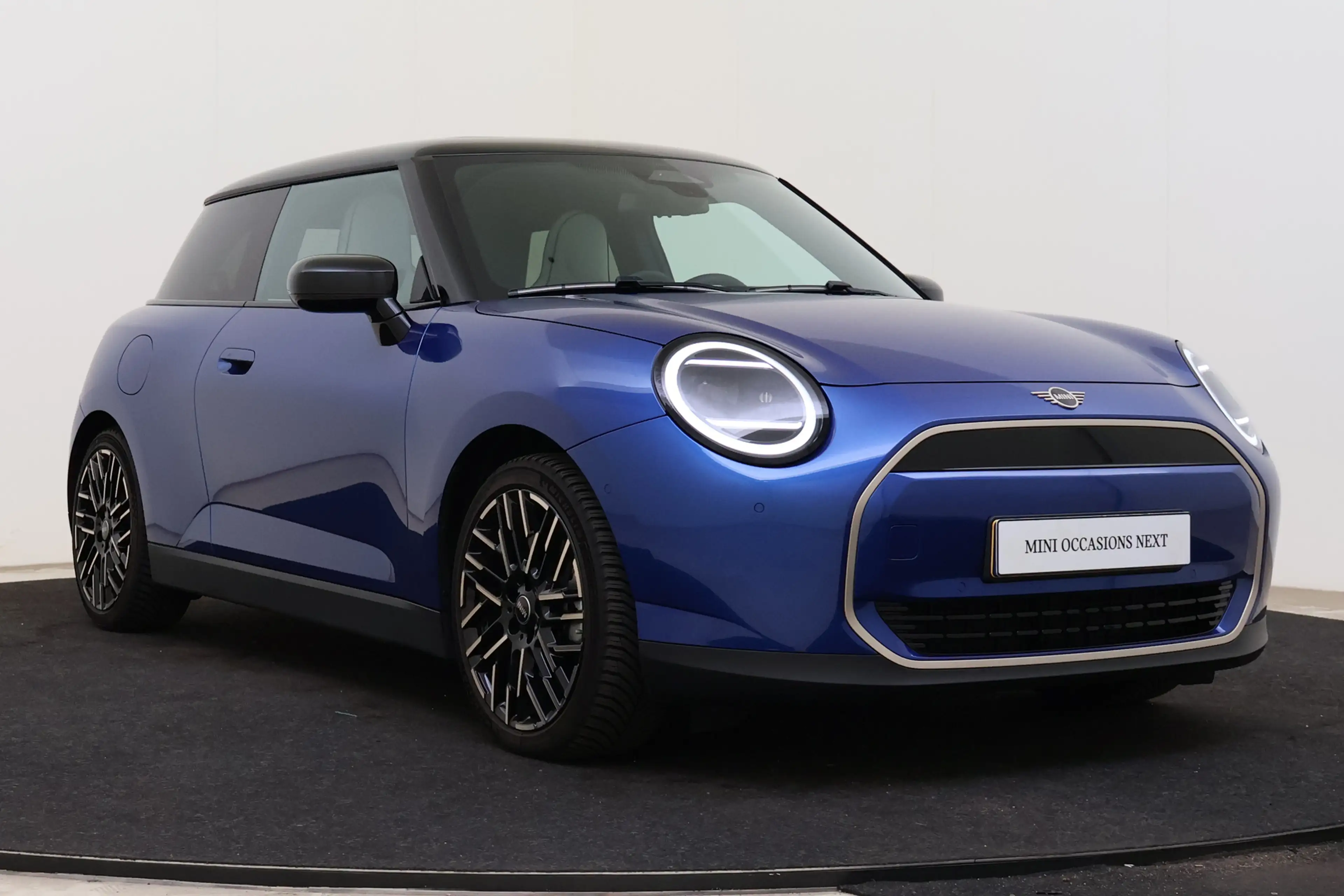 MINI Cooper E Hatchback / Favoured / Pakket M / 18" Night Flash — photo 13