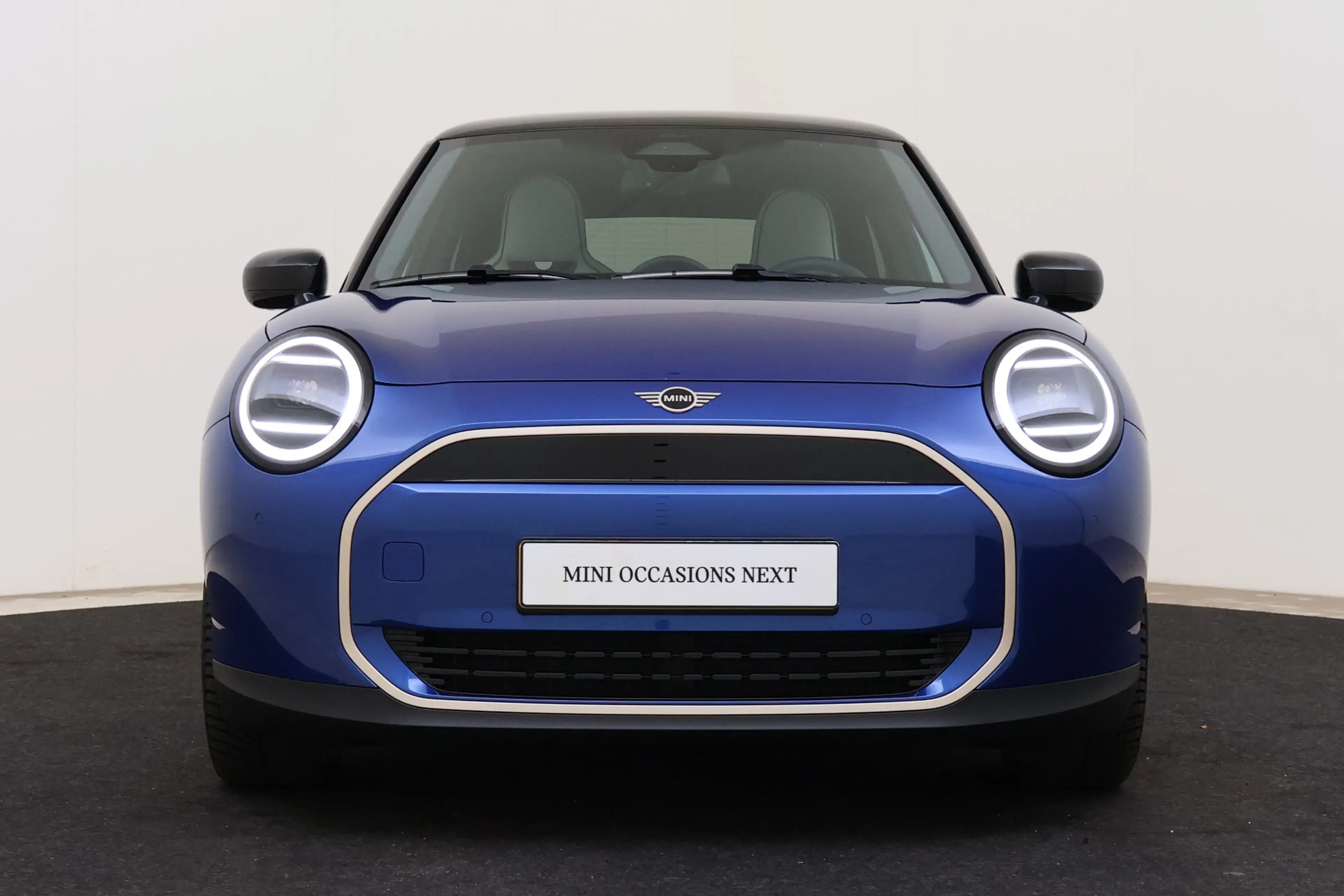 MINI Cooper E Hatchback / Favoured / Pakket M / 18" Night Flash — photo 4