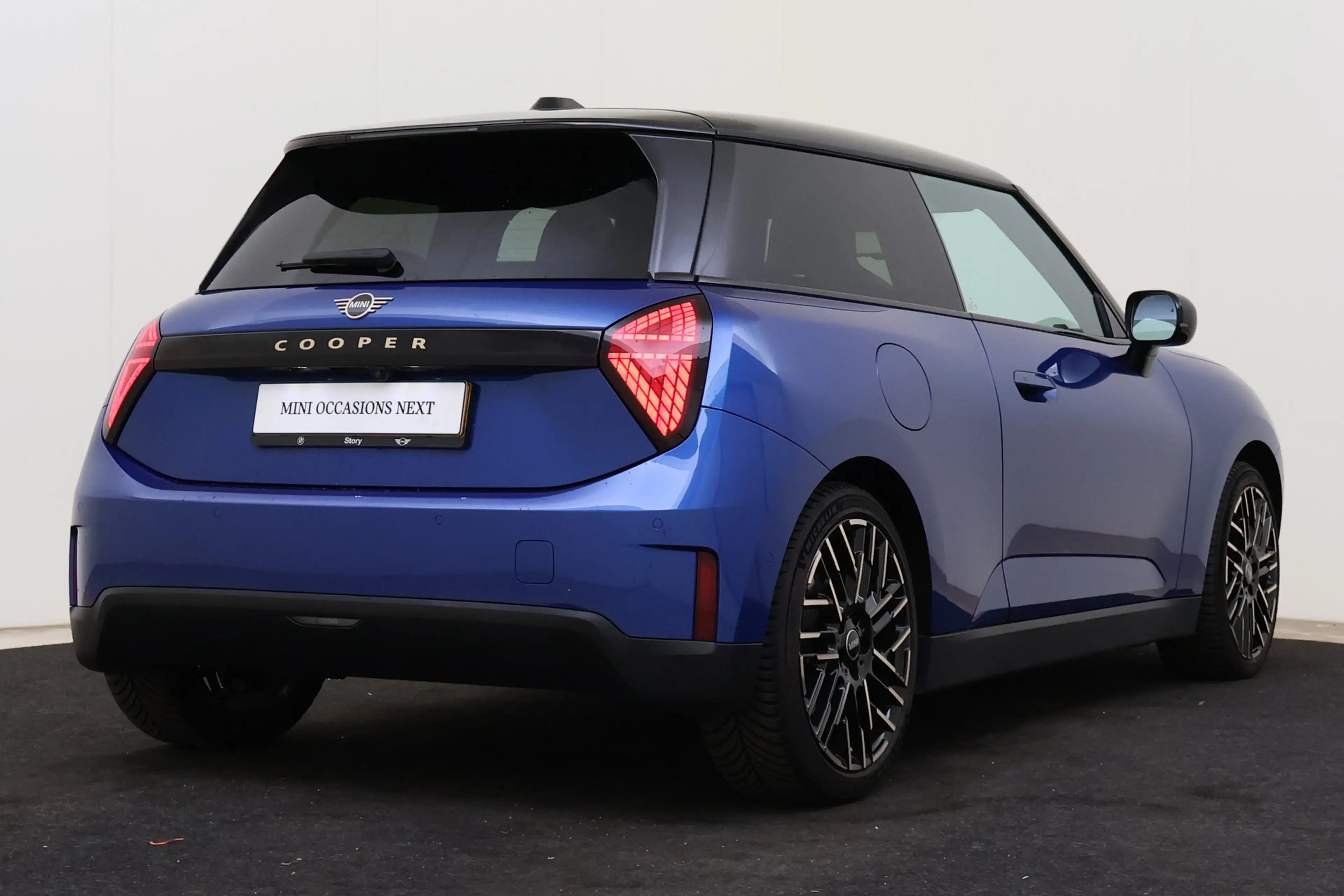MINI Cooper E Hatchback / Favoured / Pakket M / 18" Night Flash — photo 2