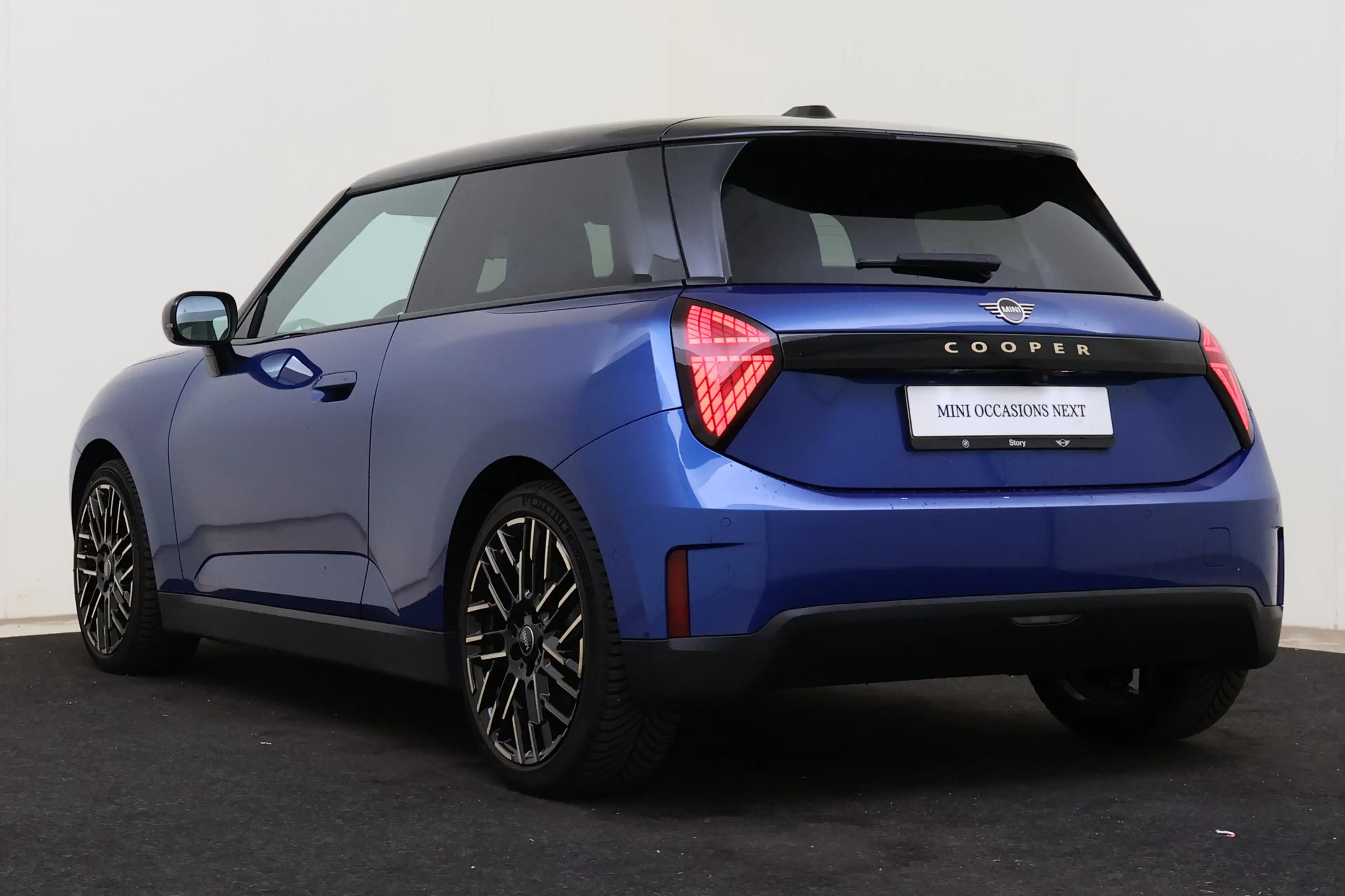 MINI Cooper E Hatchback / Favoured / Pakket M / 18" Night Flash — photo 15