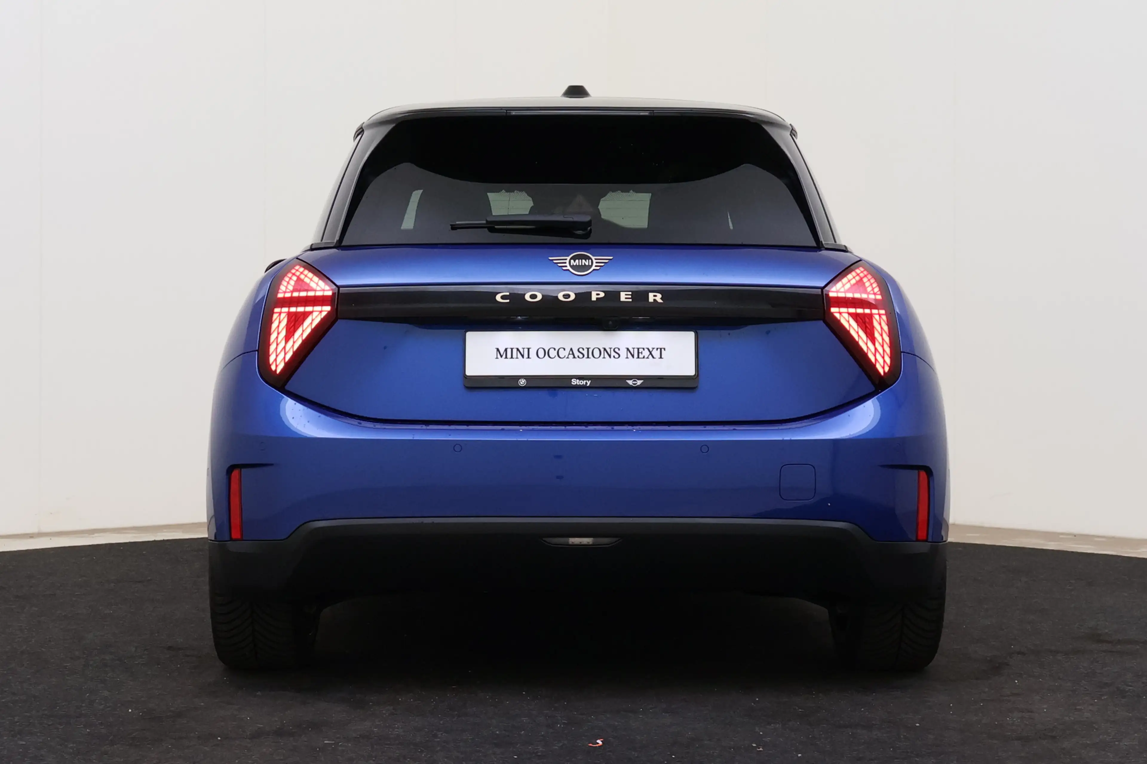MINI Cooper E Hatchback / Favoured / Pakket M / 18" Night Flash — photo 5