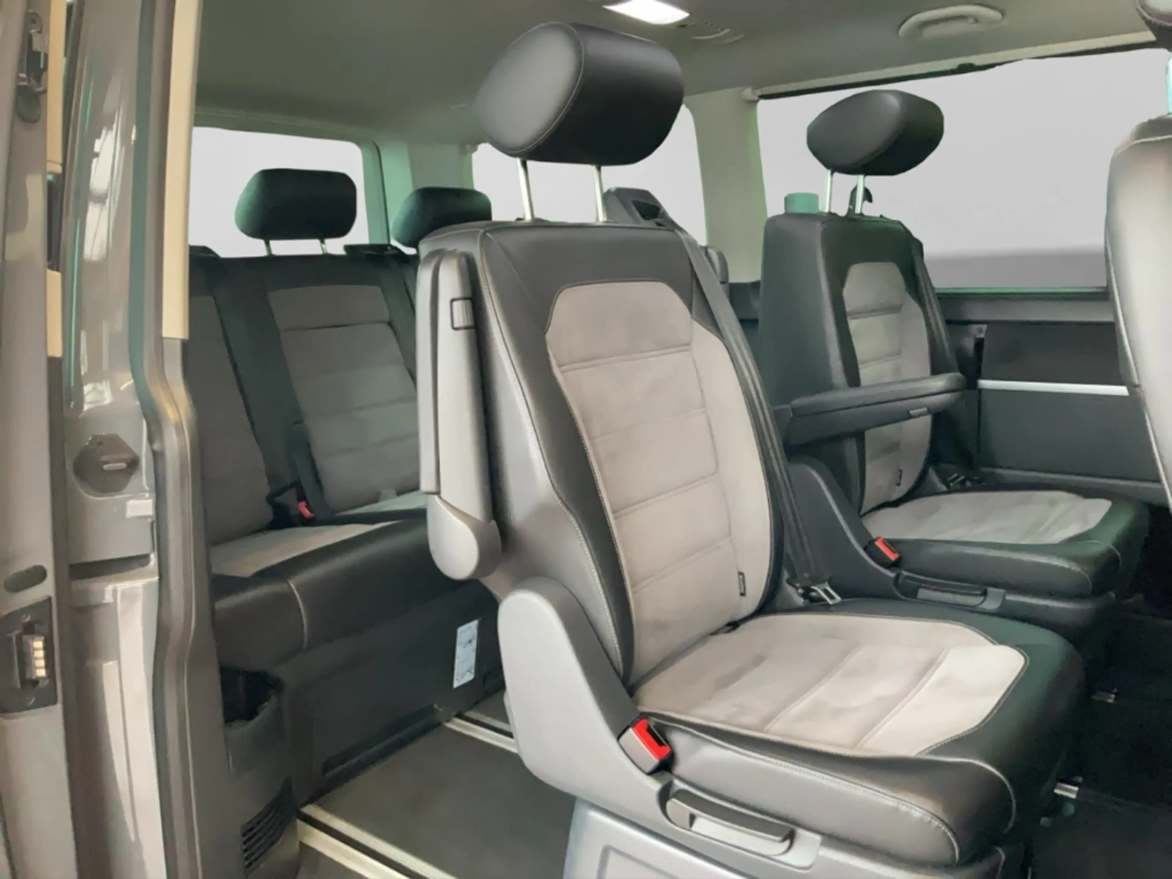 Volkswagen T6.1 Multivan 2.0 TDI Generation Six Alu LED AHK Kamera Navi ACC — photo 13
