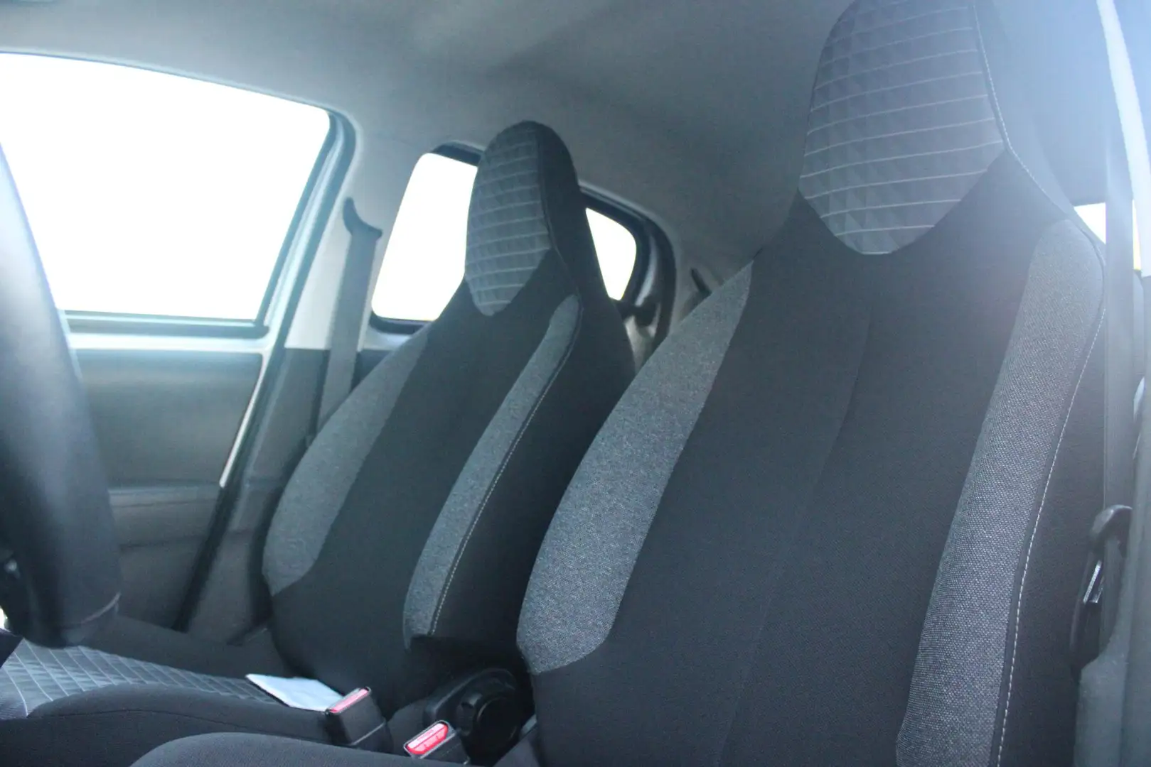 Peugeot 108 1.0 72PK e-VTi ACTIVE | AIRCO | BLUETOOTH AUDIO | Gris - 2