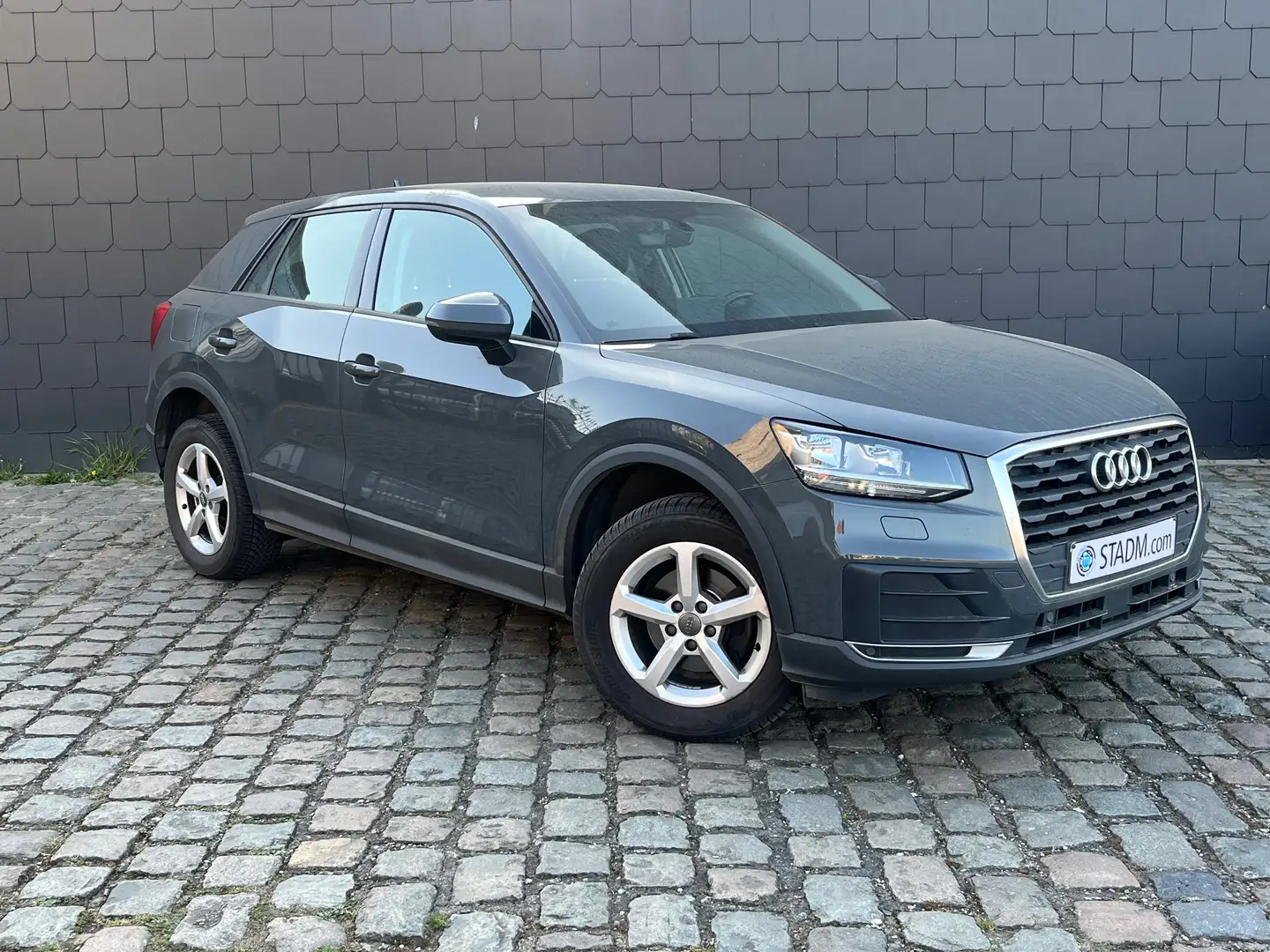 Audi Q2 🛑 30 TDi Design 1HND CARPASS CARNET GARANTIE Gris - 1
