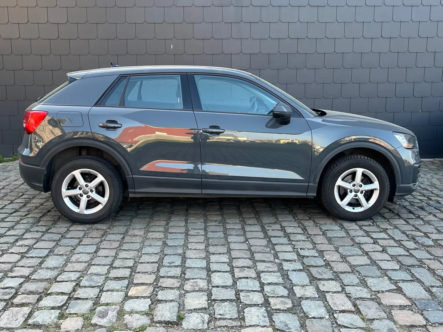 Audi Q2 🛑 30 TDi Design 1HND CARPASS CARNET GARANTIE Gris - 2