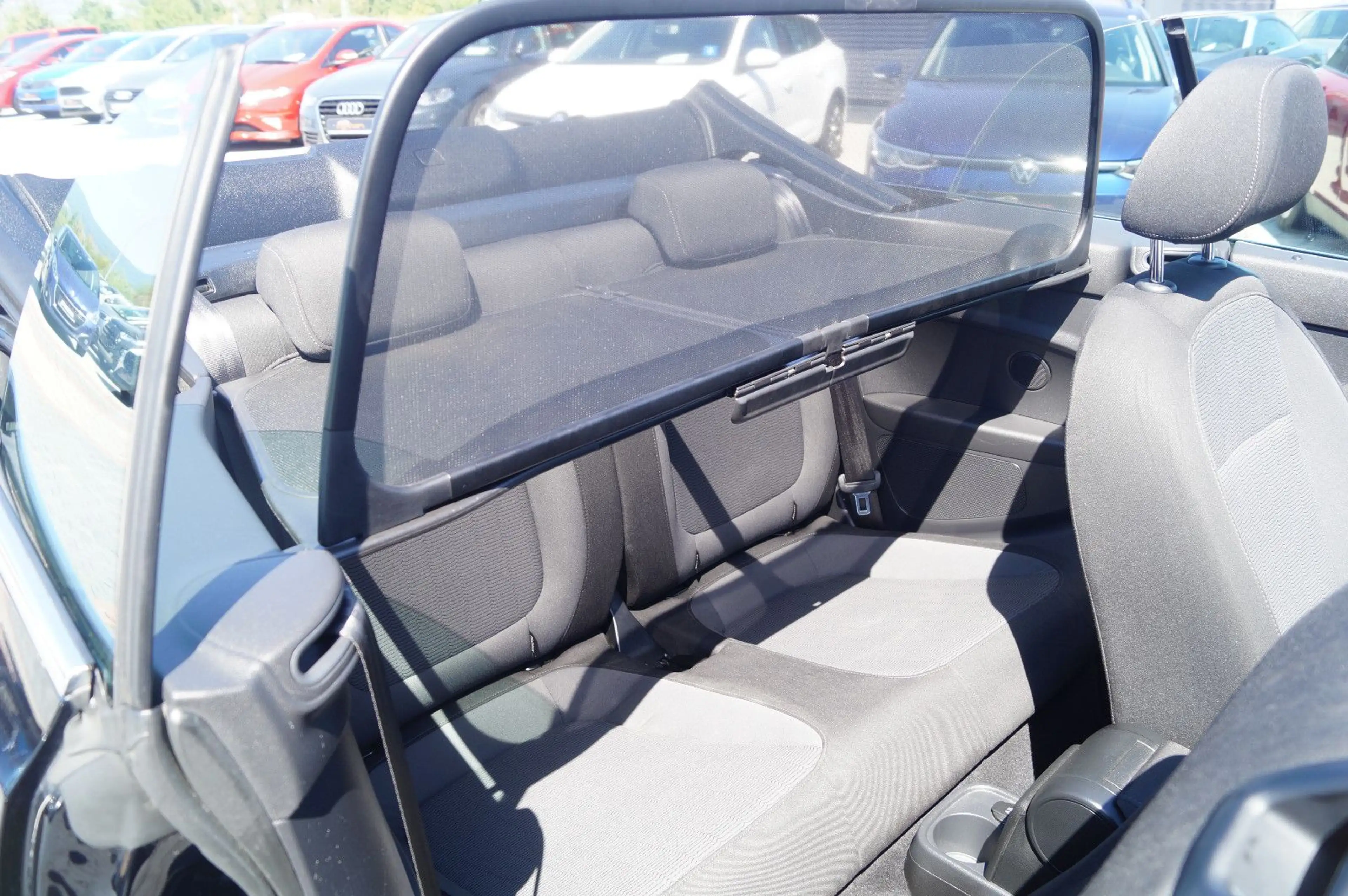 Volkswagen Beetle Cabriolet Basis BMT Klimaaut SHZ PDC Temp — photo 12