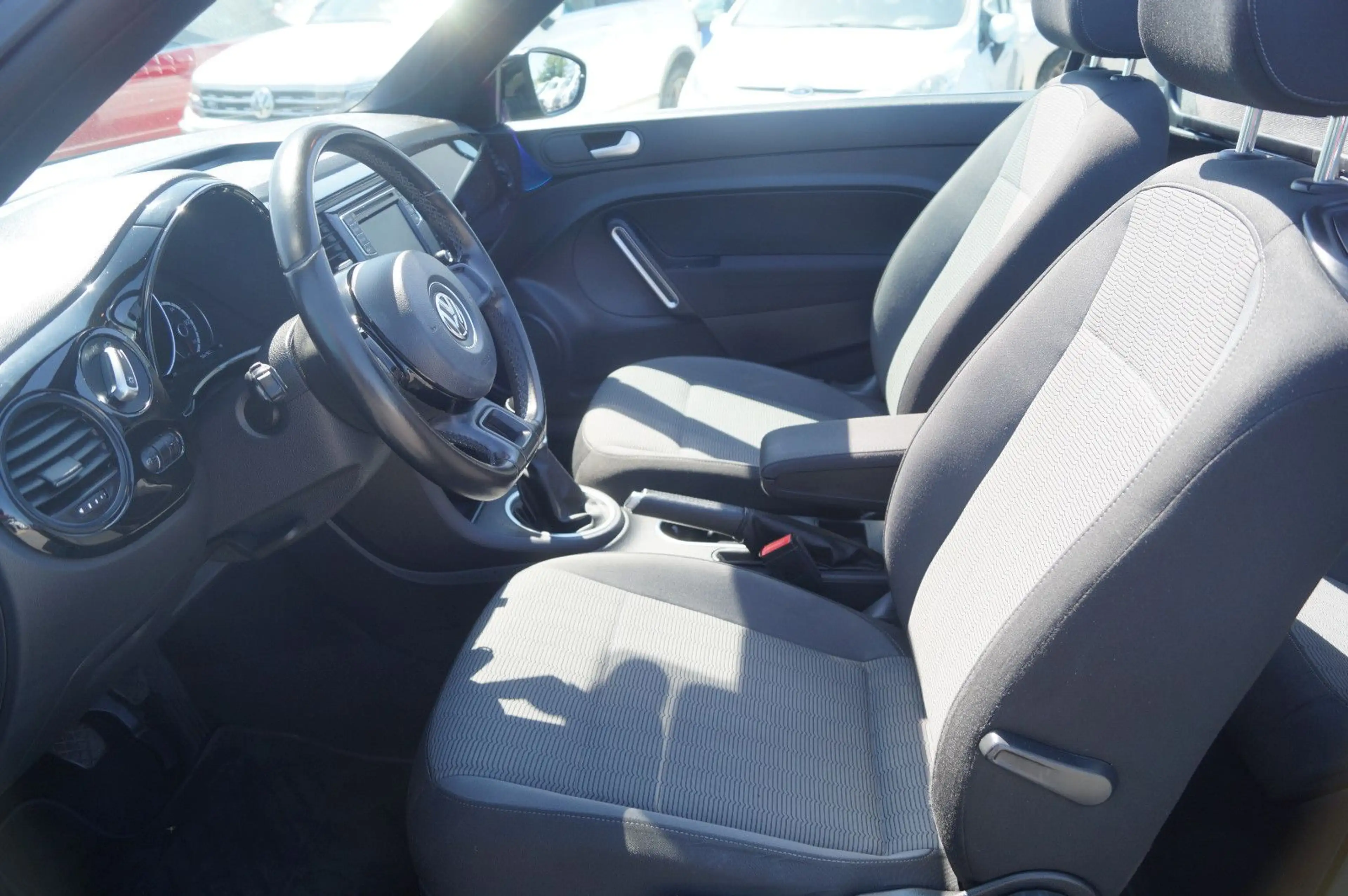 Volkswagen Beetle Cabriolet Basis BMT Klimaaut SHZ PDC Temp — photo 14