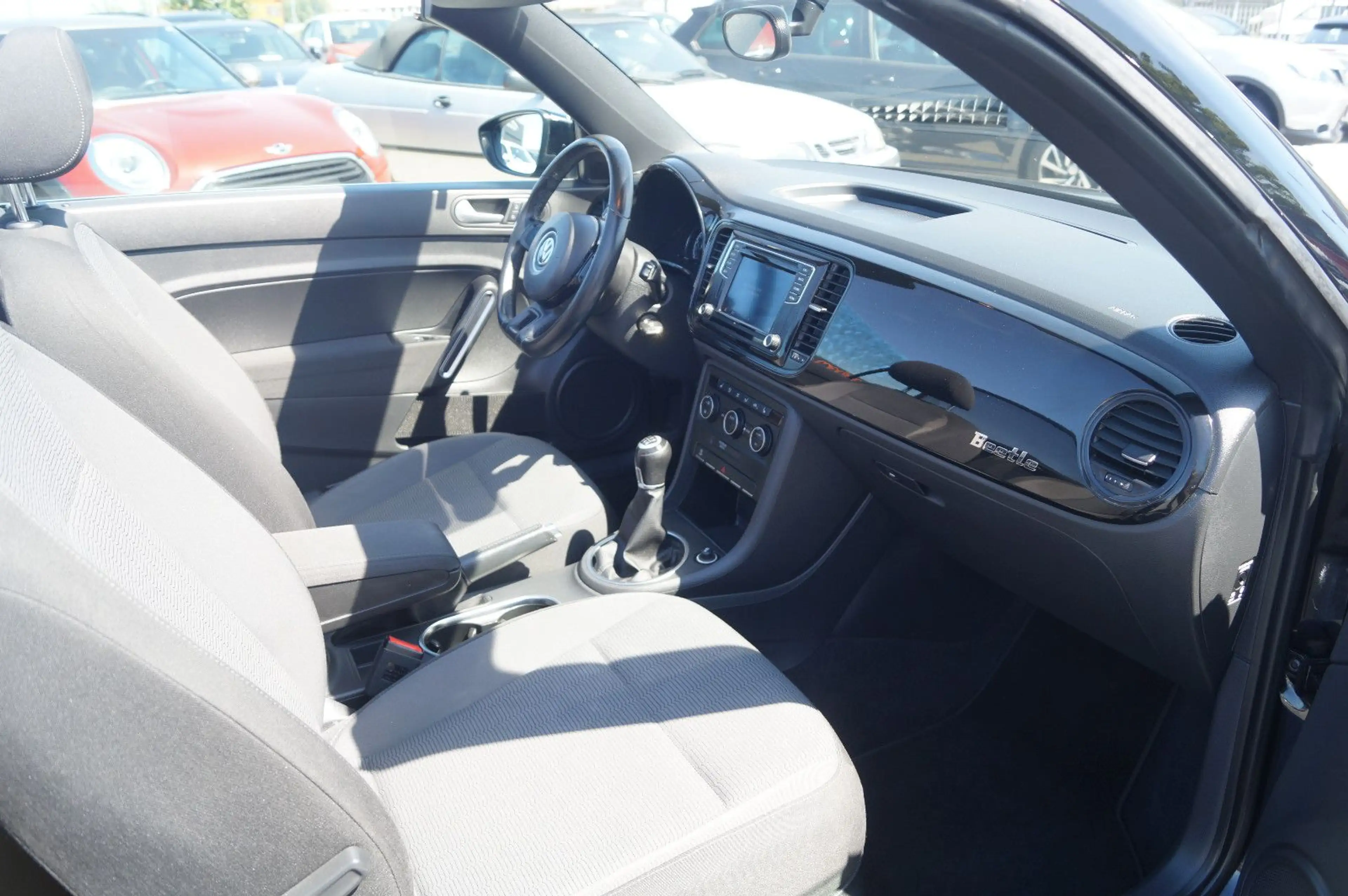Volkswagen Beetle Cabriolet Basis BMT Klimaaut SHZ PDC Temp — photo 10