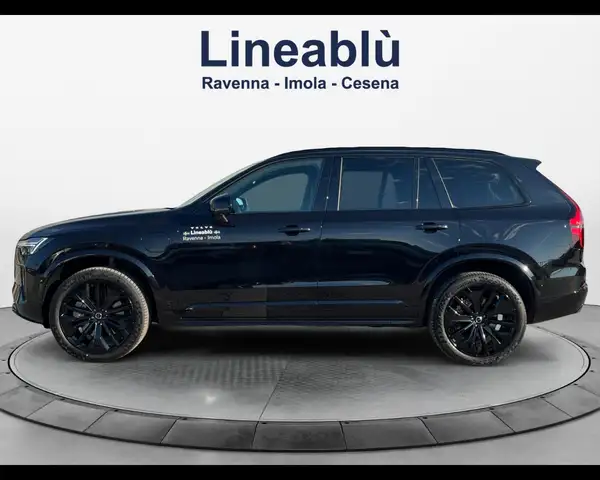 Volvo XC90 view 2