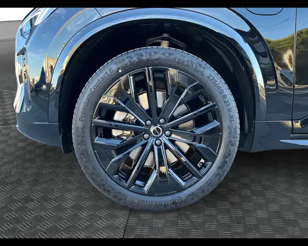 Volvo XC90 view 9