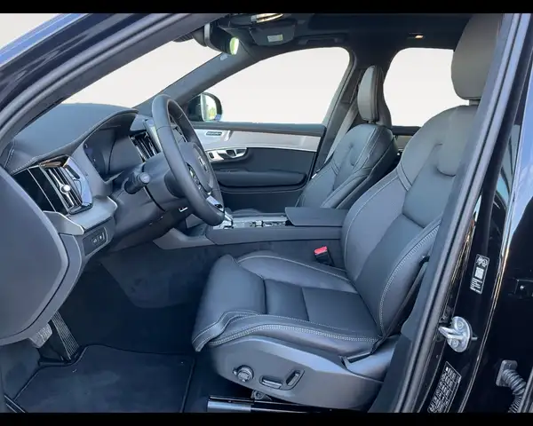 Volvo XC90 view 11