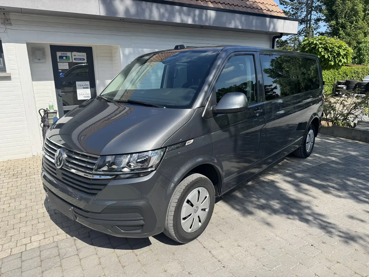 Volkswagen T6.1 Caravelle 2.0 TDi, LANG CHASSI, Comfort. 8Pl. DSG (EU6d) Gris - 2