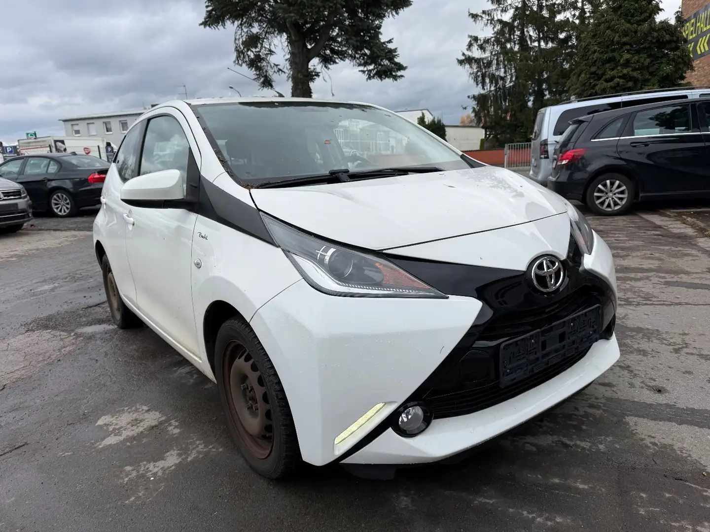 Toyota Aygo (X) 1,0-l-VVT-i Automatik Blanc - 1