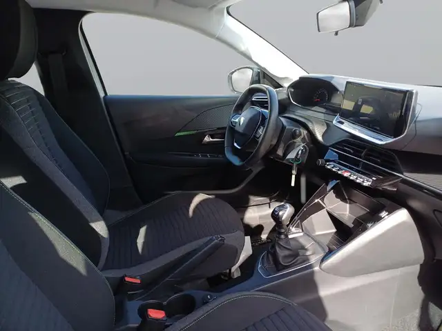 Peugeot 208 view 11