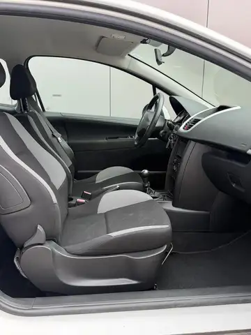 Peugeot 207 view 7