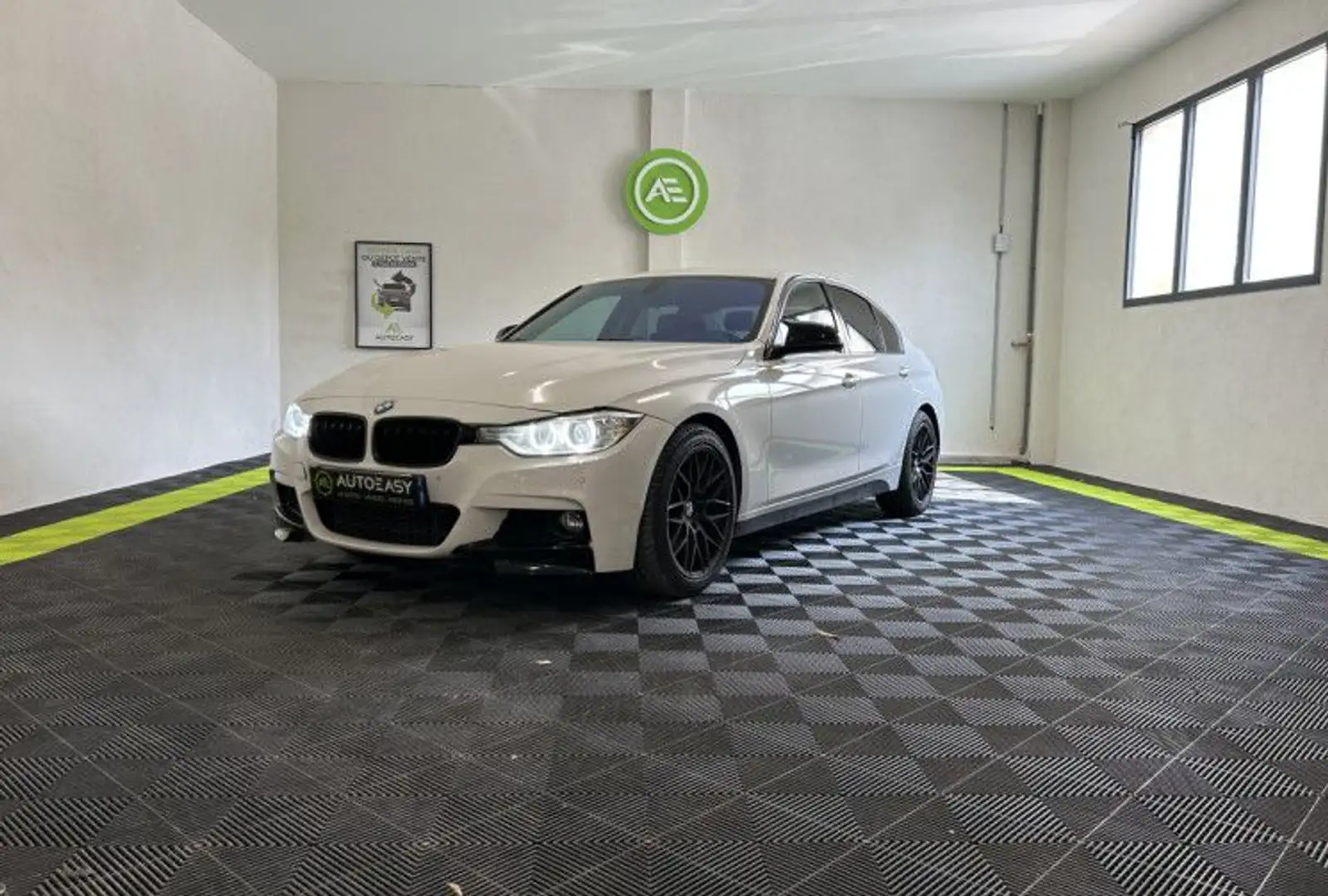 BMW 320 320iA 184ch Luxury Blanc - 1