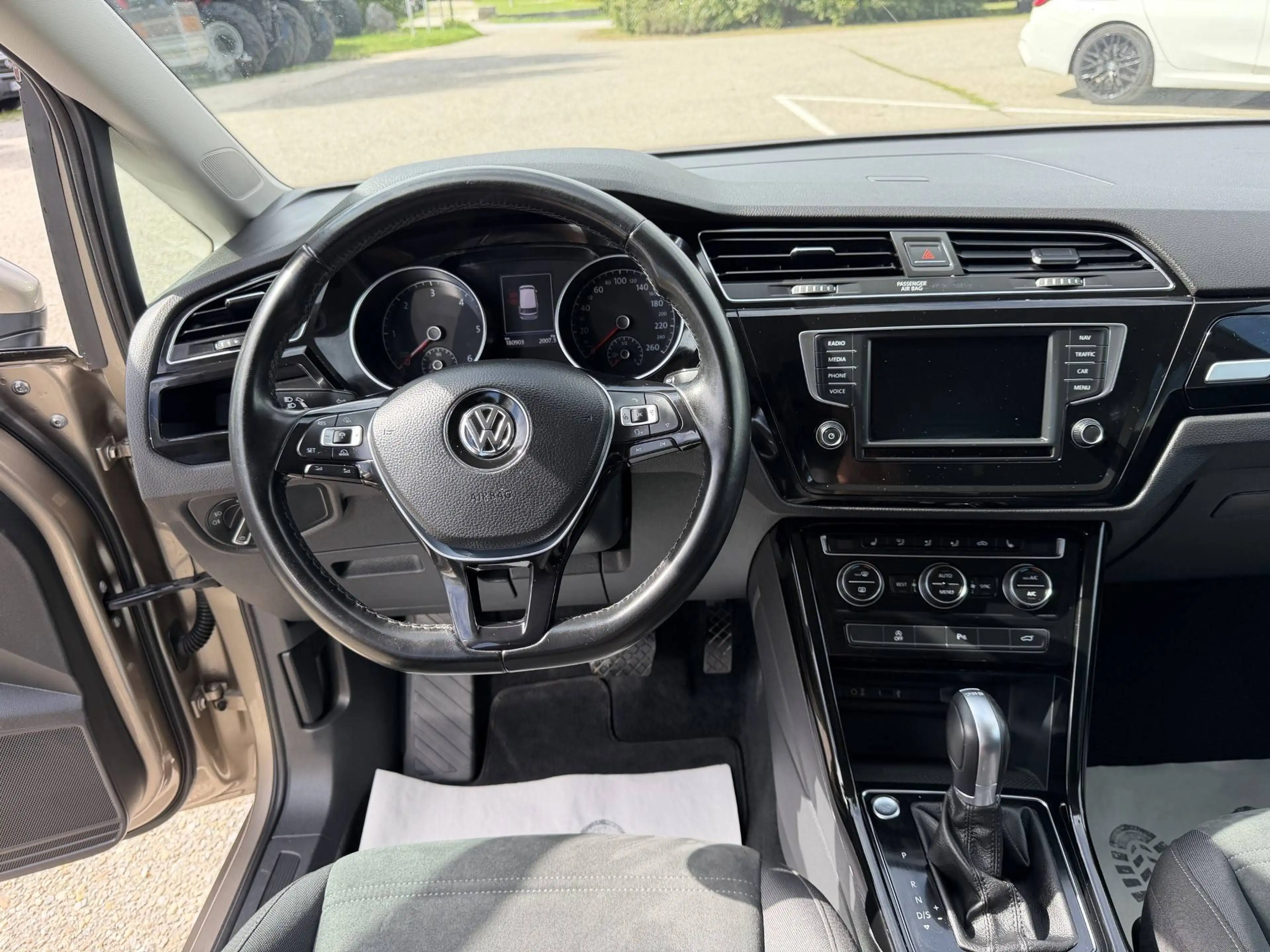 Volkswagen Touran Highline TDI DSG*1Besitz*TOPZustand*AHK*Kamera*Sitzh* — photo 10