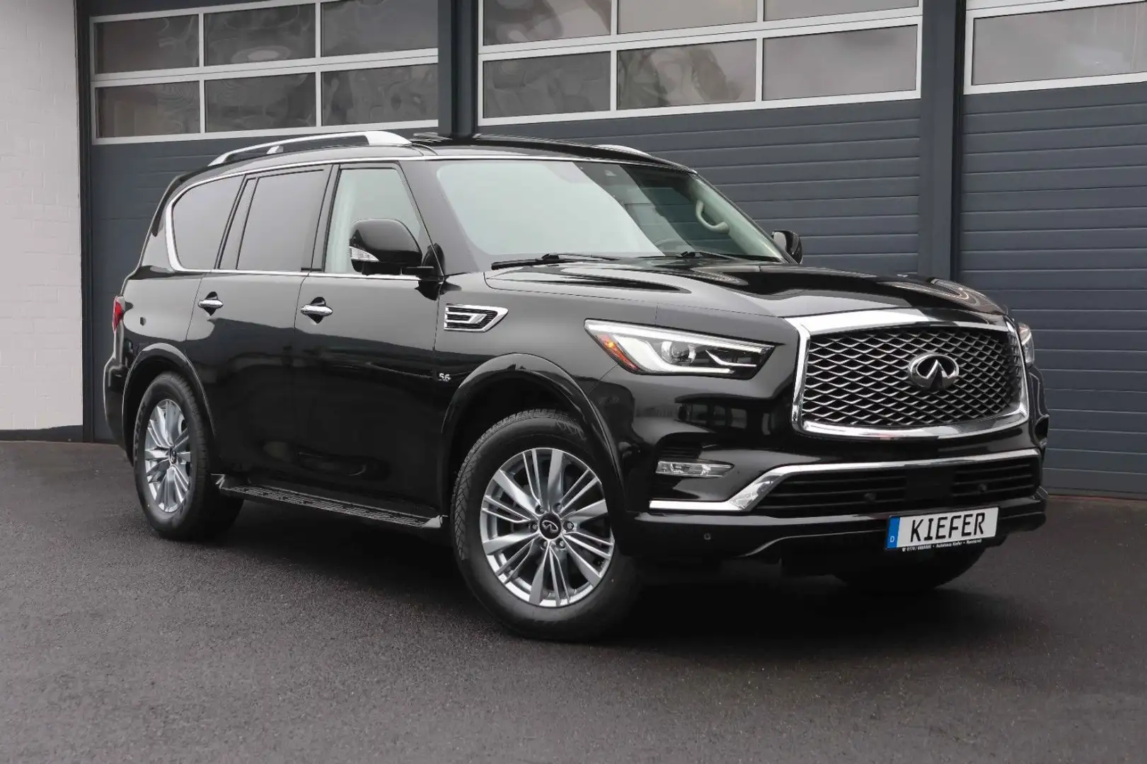 Infiniti QX80 5.6L V8/7-Sitzer/360/BOSE/SHZ/LHZ/AHK/R20 Schwarz - 1
