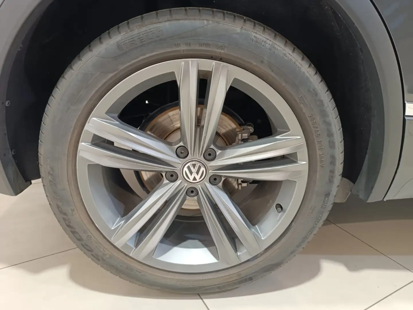 Volkswagen Tiguan 2.0TDI Sport DSG 110kW Gris - 2
