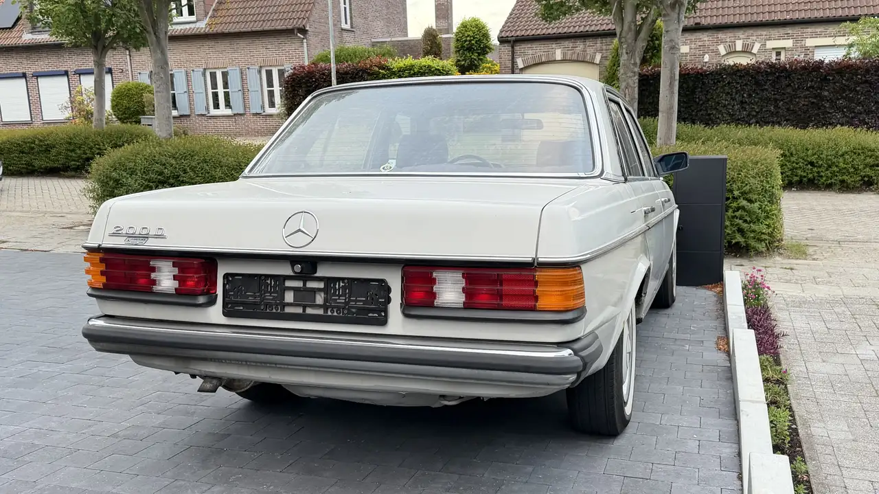 Mercedes-Benz 200 W123, foto 1