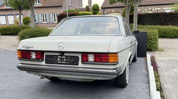 W123