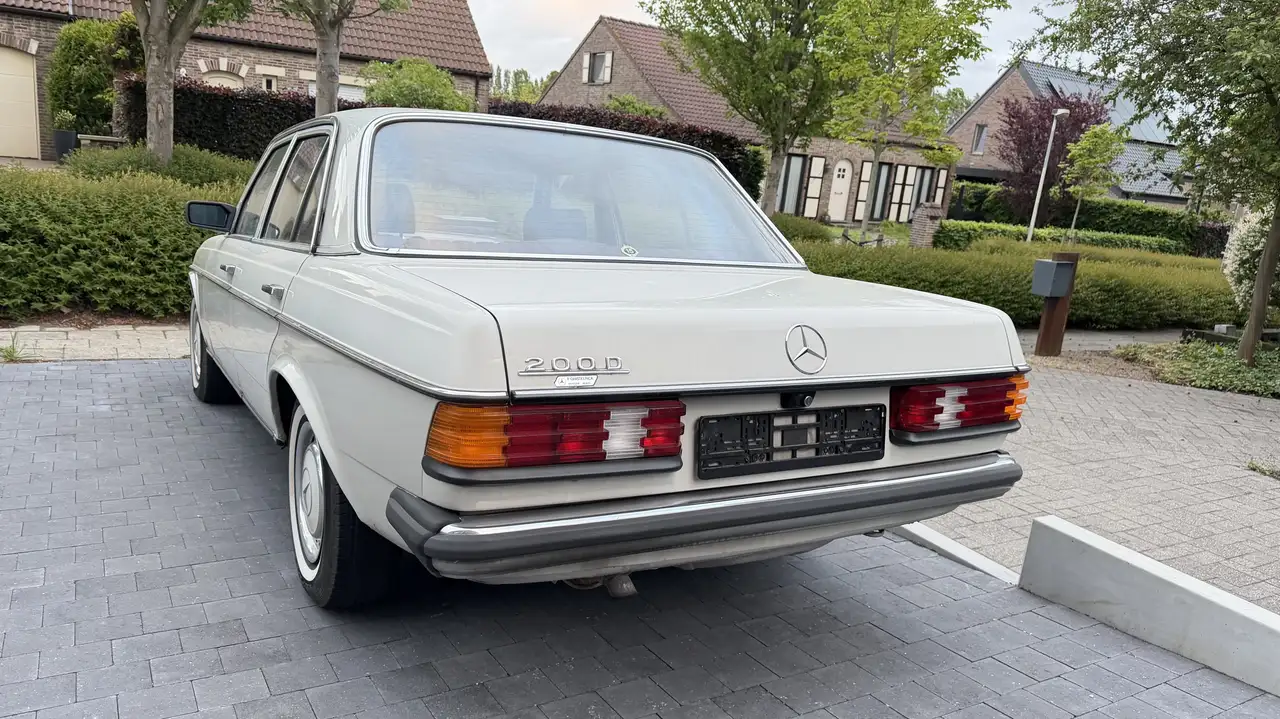 Mercedes-Benz 200 W123, foto 2