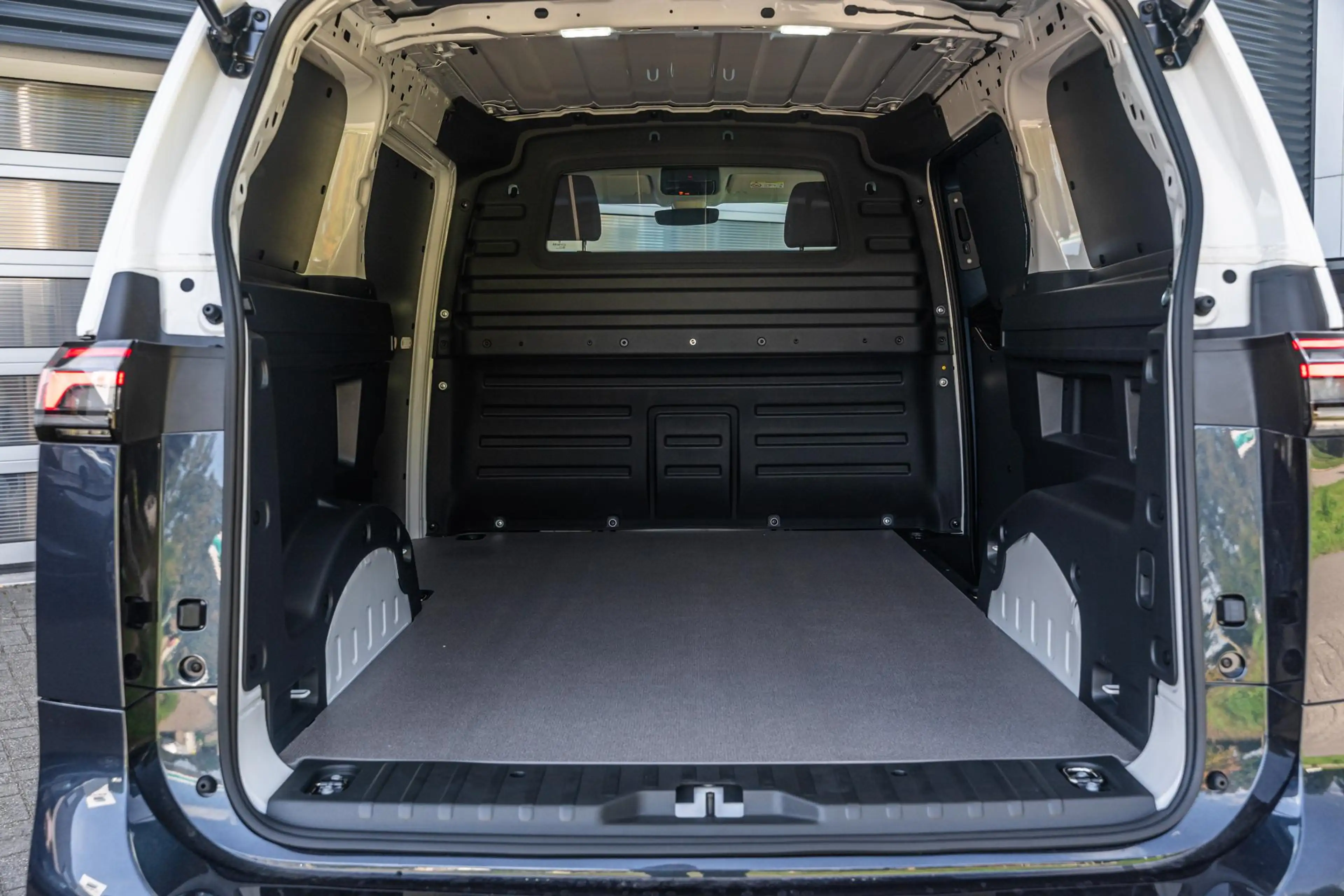 Volkswagen ID. Buzz Cargo 190pk Bulli Limited Edition 59 kWh | Stoelen Pakke — photo 6