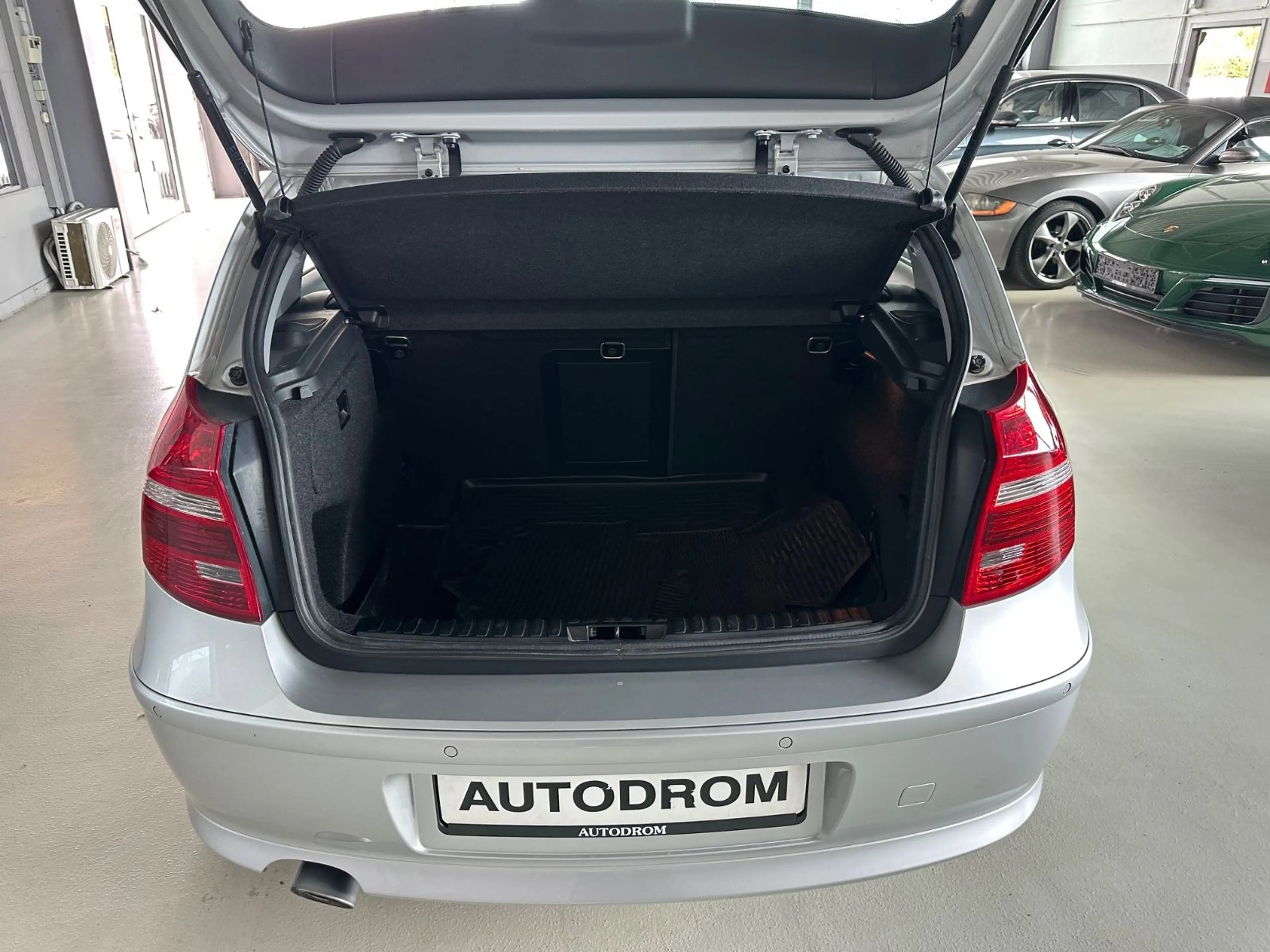 BMW 120 d Limousine PDC/Schiebedach/Navi — photo 11