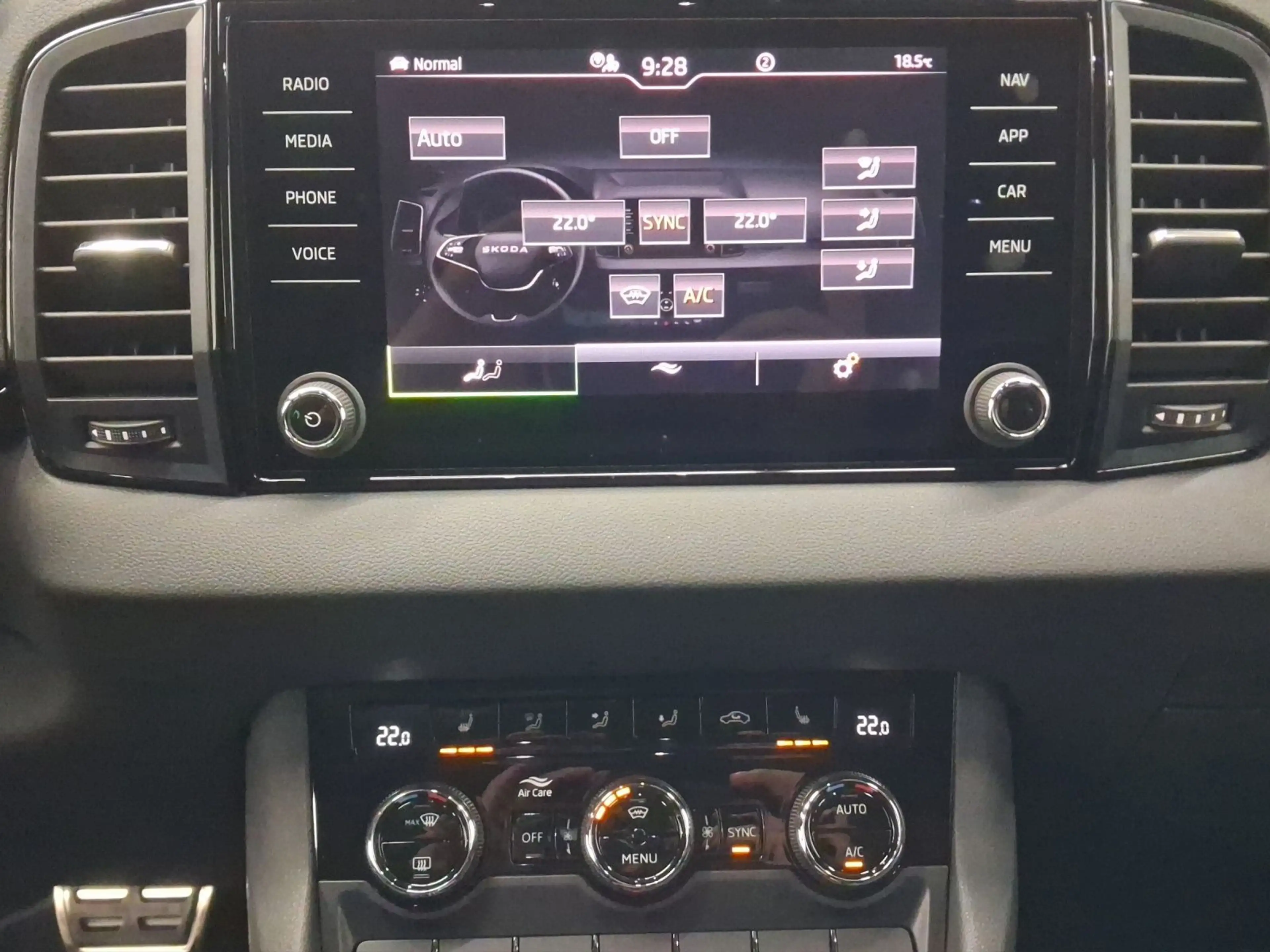 Skoda Karoq 2.0 TSI DSG 4x4 SPORTLINE LM19 PANO AHK — photo 15