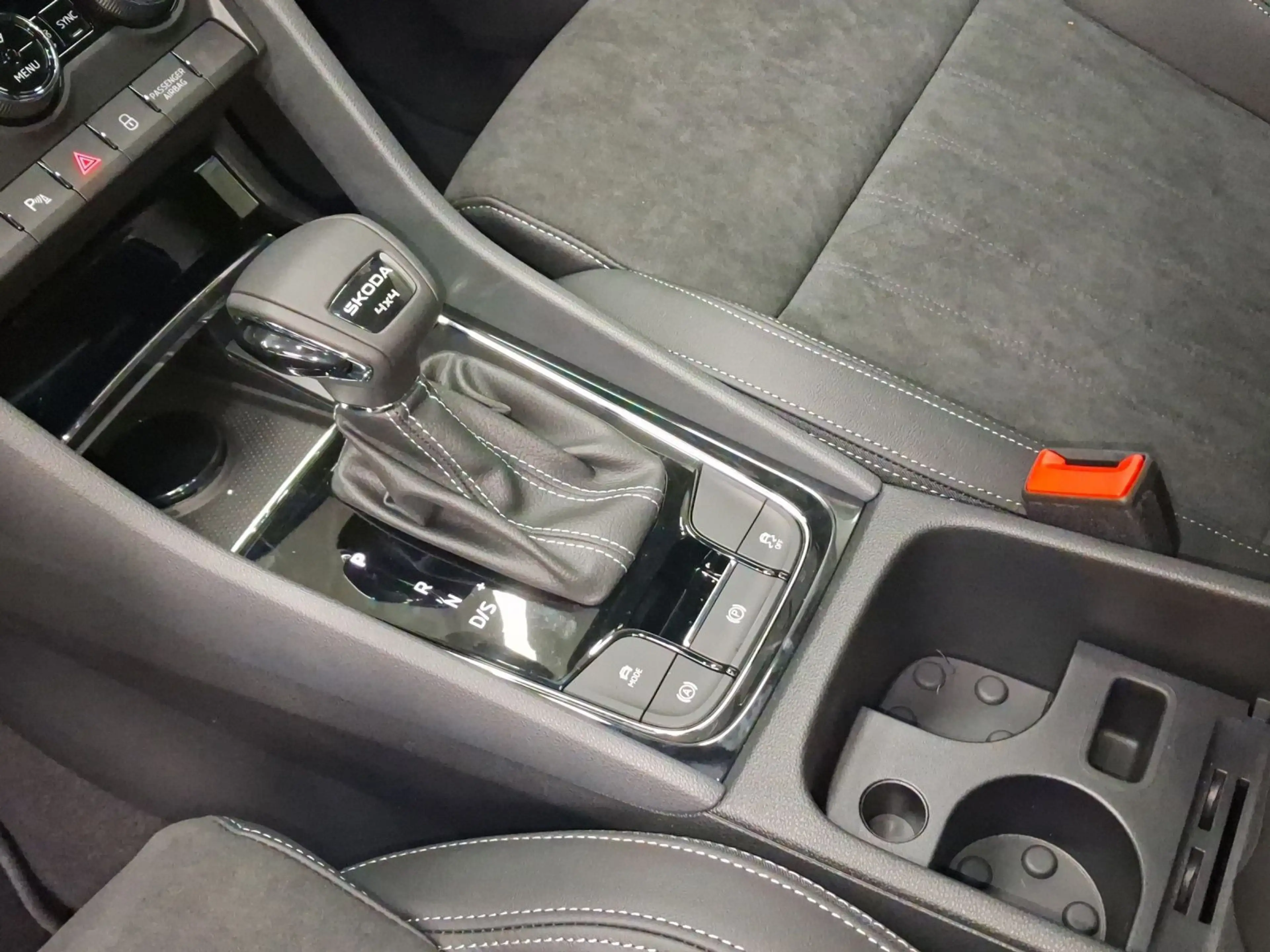 Skoda Karoq 2.0 TSI DSG 4x4 SPORTLINE LM19 PANO AHK — photo 11