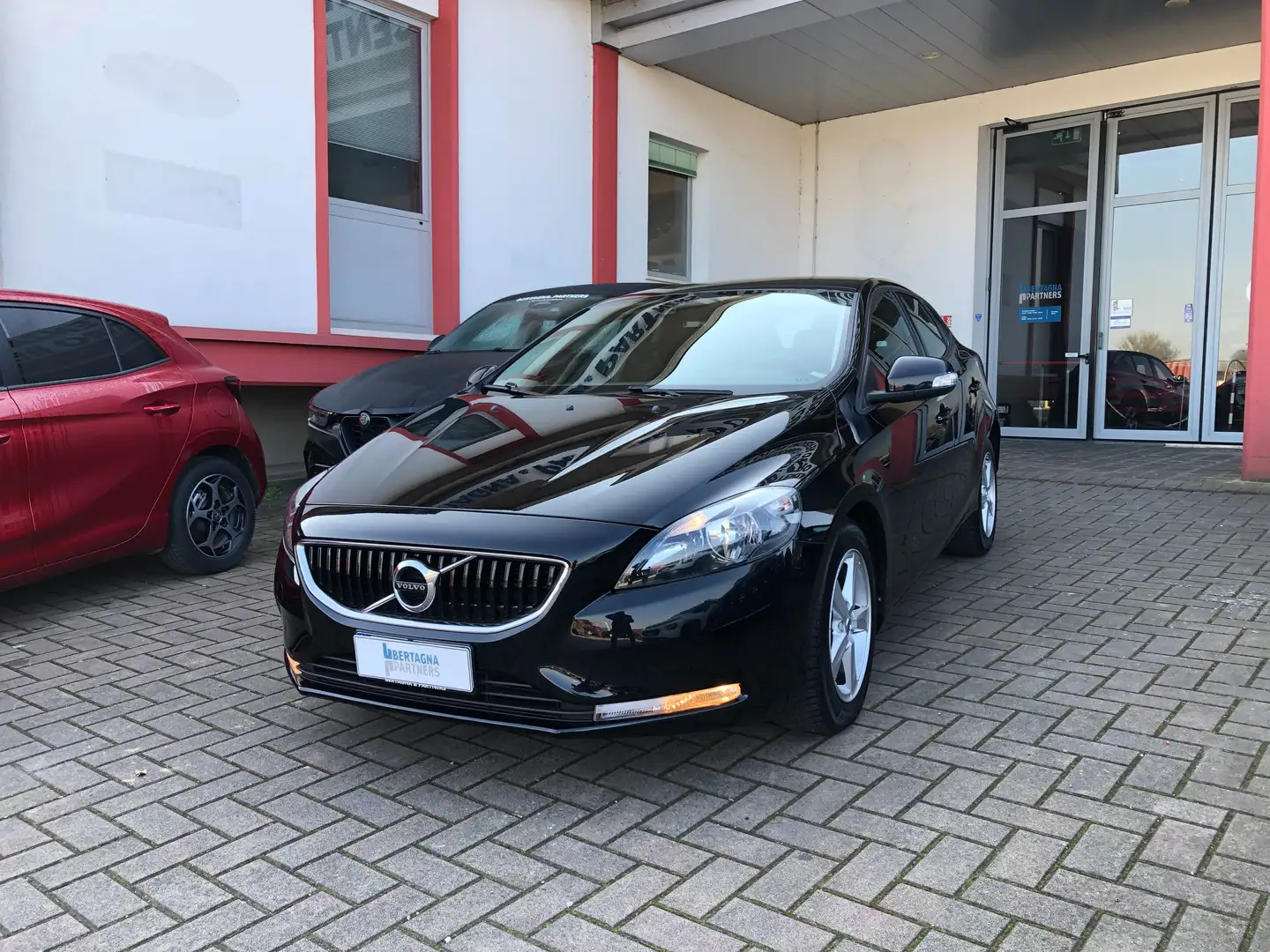 Volvo V40 2.0 d2 eco Kinetic my18 Schwarz - 1