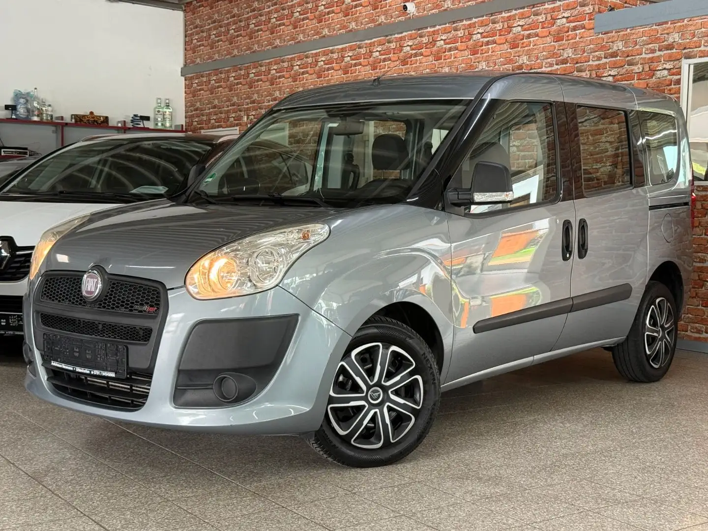 Fiat Doblo Doblò Dynamic-1.6-Klima-5 Sitzer-Navi Grau - 1