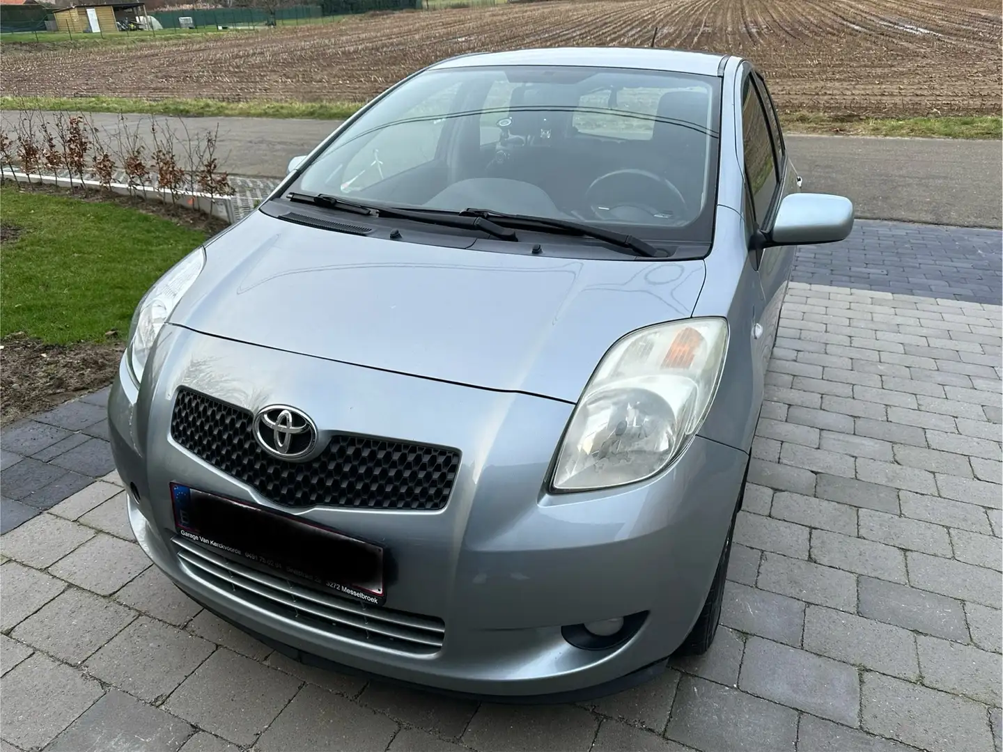 Toyota Yaris 1.3 VVT-i Luna Grijs - 1