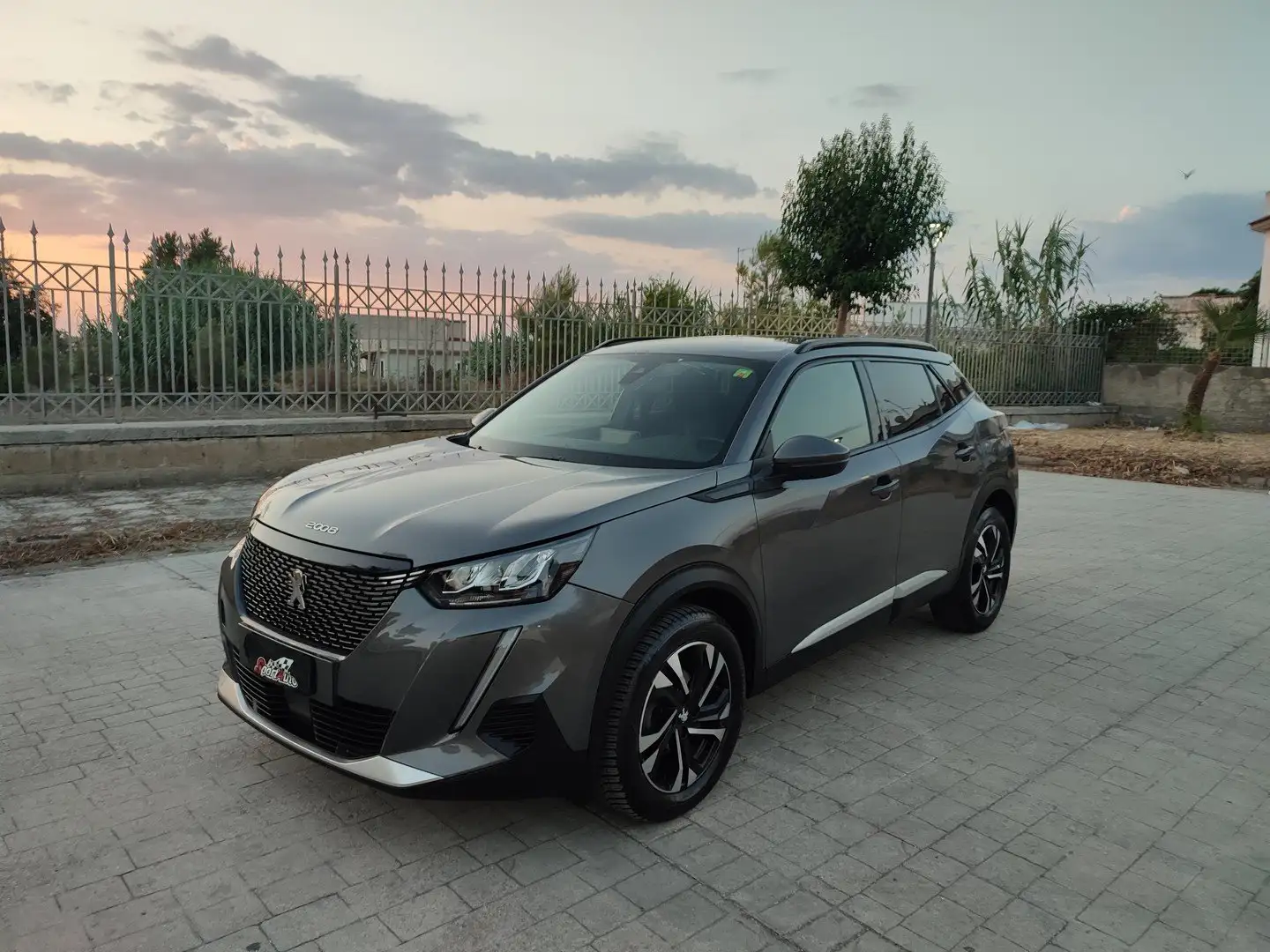 Peugeot 2008 ALLURE 1.2 BENZINA 100CV INTERNI PELLE NAVIGATORE Grigio - 2
