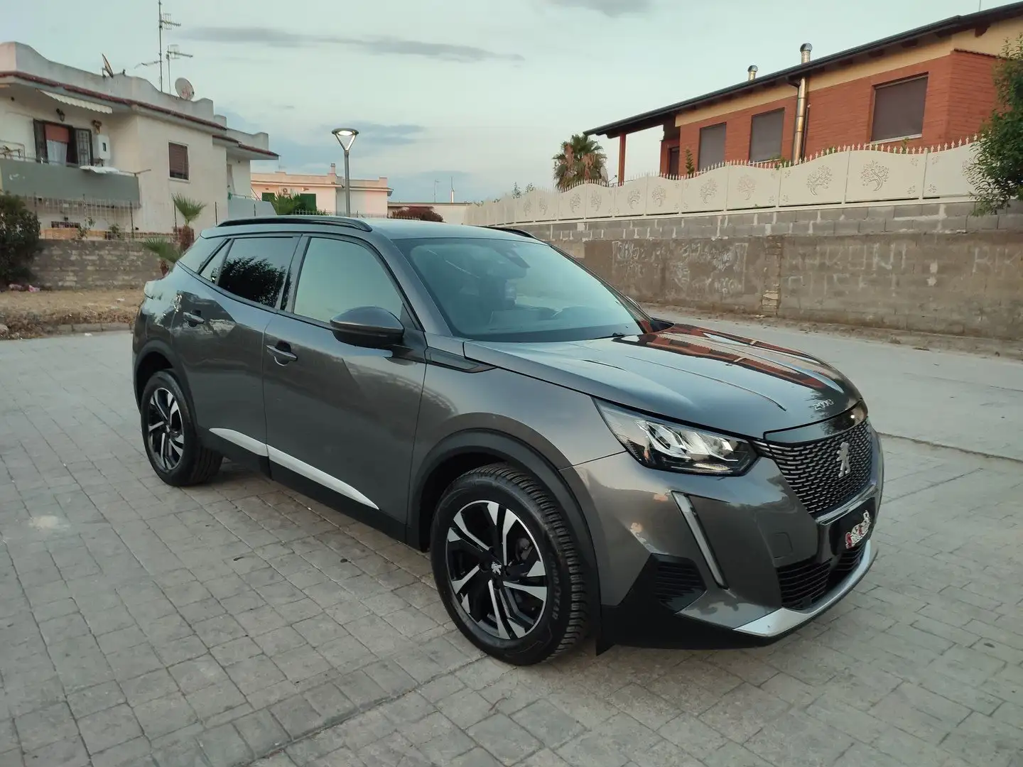 Peugeot 2008 ALLURE 1.2 BENZINA 100CV INTERNI PELLE NAVIGATORE Grigio - 1