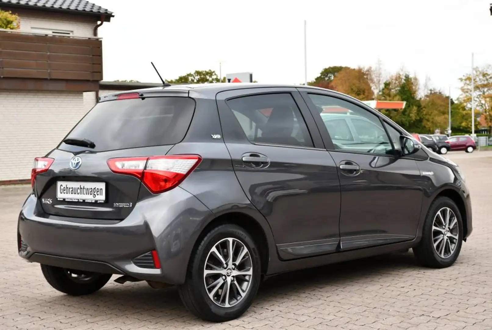 Toyota Yaris 1.5 Hybrid Gris - 2