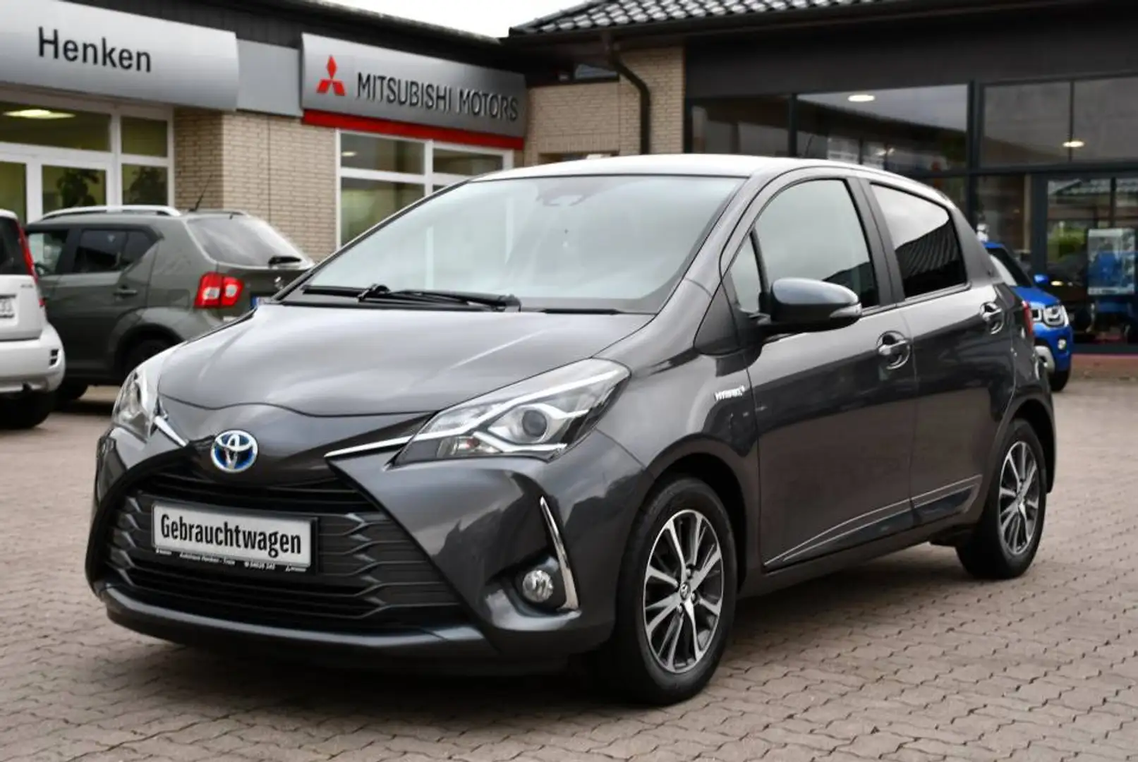 Toyota Yaris 1.5 Hybrid Gris - 1