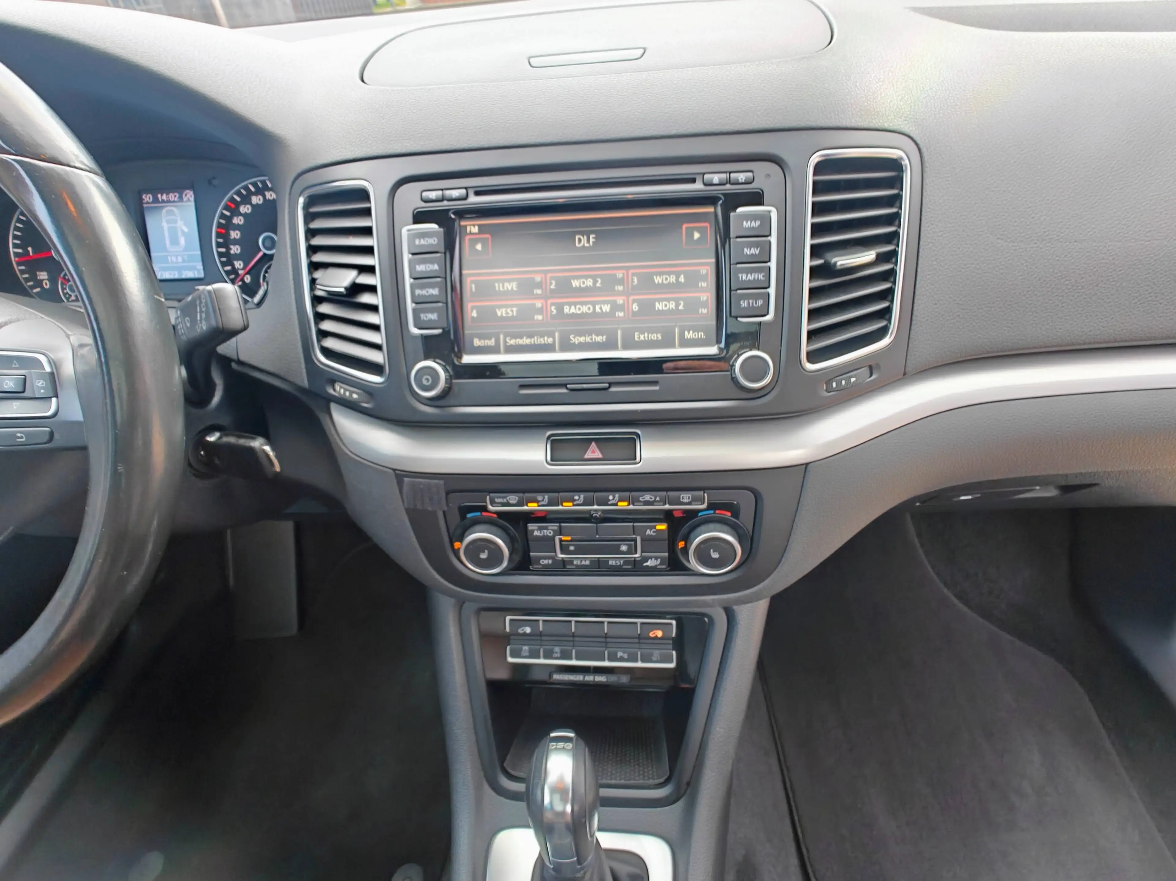 Volkswagen Sharan Highline BMT 2,0 TDI Automatik/ Panorama / Navigation — photo 14
