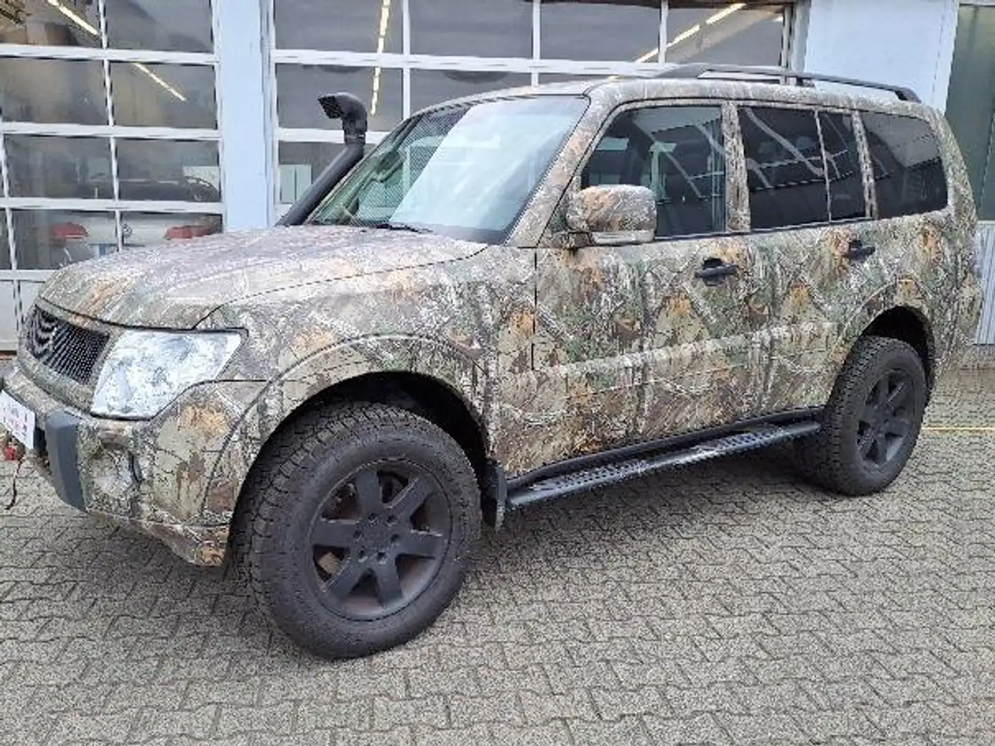 Mitsubishi Pajero 3.2 DI-D Edition 30 (5-trg.) Schwarz - 1